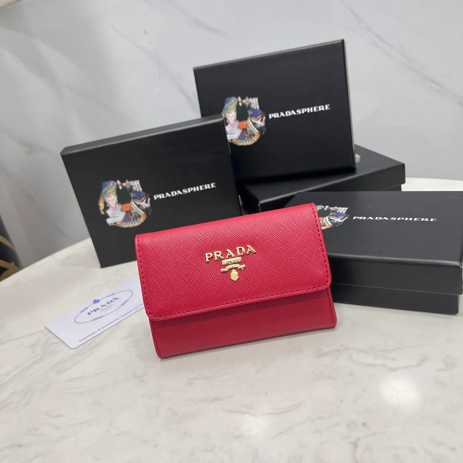 Batch 150 PRADA👏👏Hot-selling coin card holder for men and women💼The latest style at the counter, synchronized with the official website, genuine product development, Italian top-quality original single cross-grain cowhide with excellent texture, threaded lining and imported hardware accessories! Exquisite wiring is even and neat, the oil edges are smooth, No.: ML204, Size: 11cm long and 6.5cm high, Color: red, black, plum red, blue, pink
