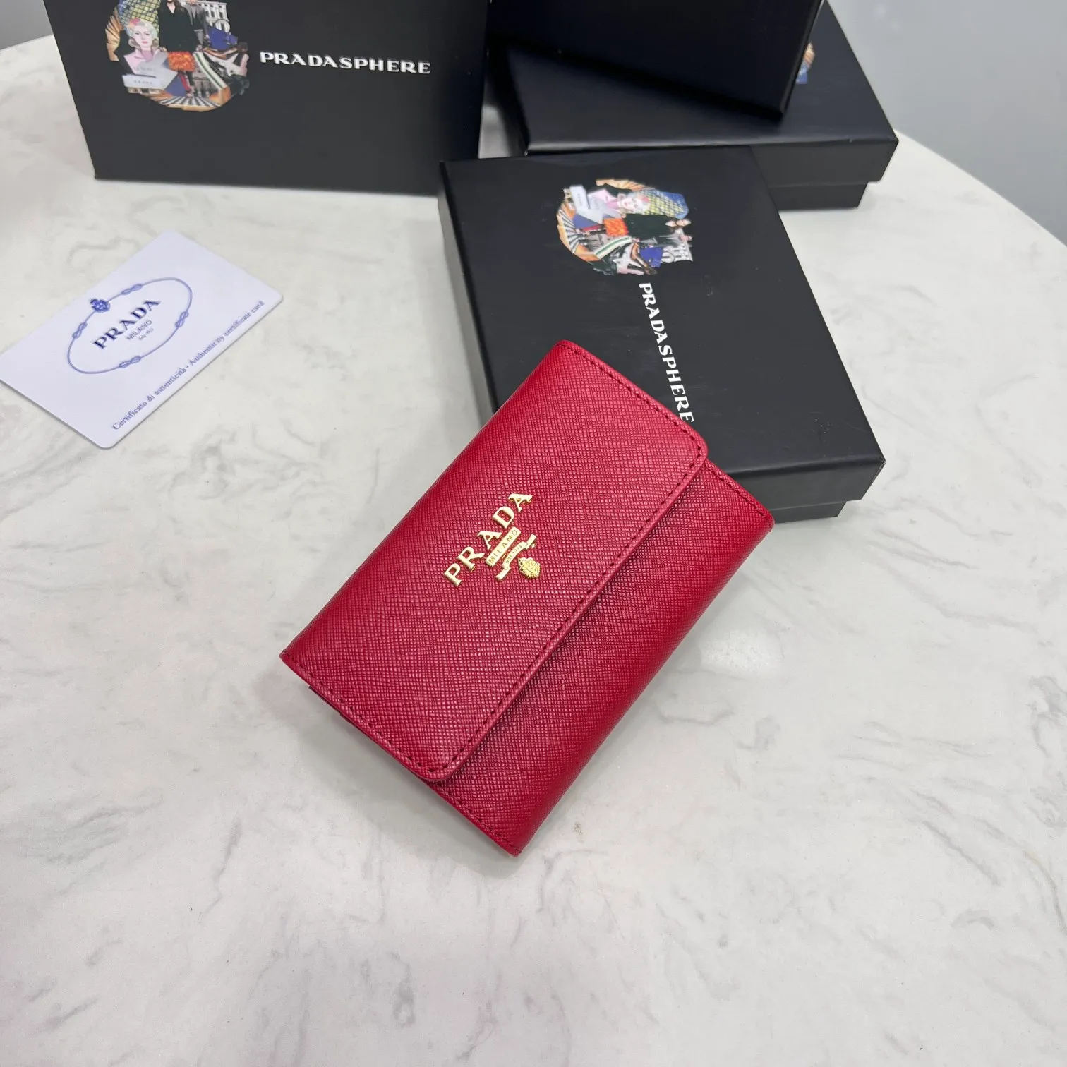 Batch 150 PRADA👏👏Hot-selling coin card holder for men and women💼The latest style at the counter, synchronized with the official website, genuine product development, Italian top-quality original single cross-grain cowhide with excellent texture, threaded lining and imported hardware accessories! Exquisite wiring is even and neat, the oil edges are smooth, No.: ML204, Size: 11cm long and 6.5cm high, Color: red, black, plum red, blue, pink