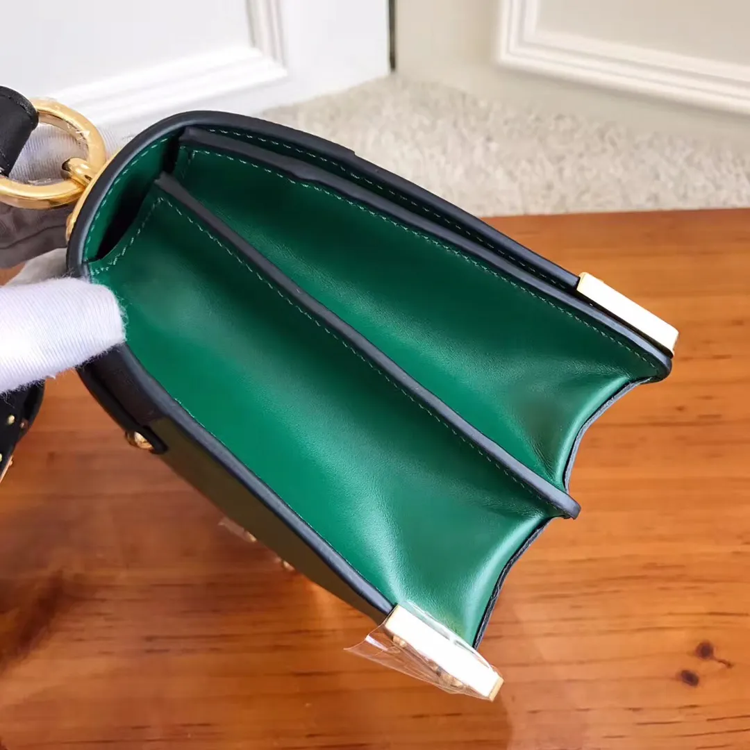 💰1800, P's latest women's bag 1BD045, green color has arrived, top quality, synchronized with counters, made of imported calfskin➕cross pattern➕sheepskin lining, top hardware. Lots of compartments, fashionable + casual + lightweight, a favorite among ladies, length 19cm and height 14cmX9cm
