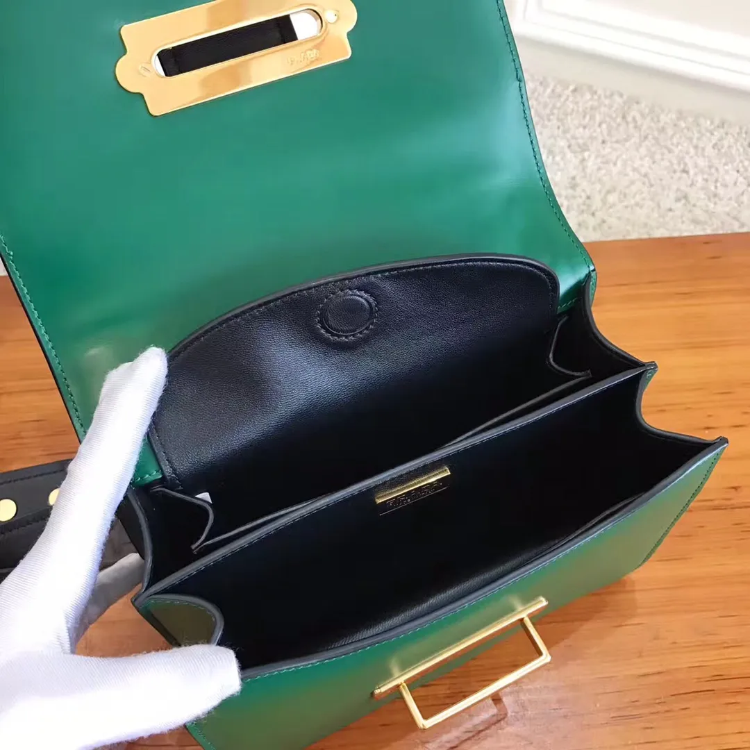 💰1800, P's latest women's bag 1BD045, green color has arrived, top quality, synchronized with counters, made of imported calfskin➕cross pattern➕sheepskin lining, top hardware. Lots of compartments, fashionable + casual + lightweight, a favorite among ladies, length 19cm and height 14cmX9cm