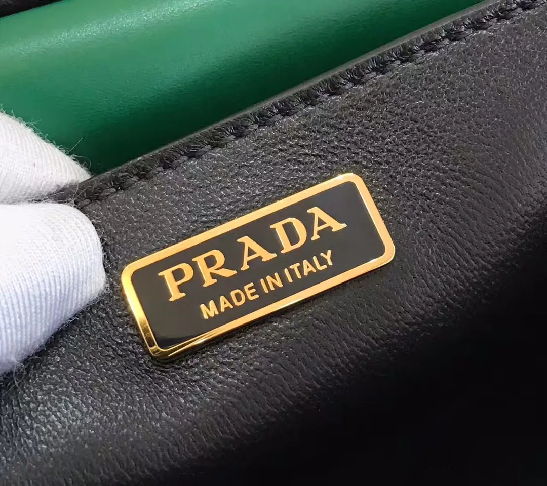 💰1800, P's latest women's bag 1BD045, green color has arrived, top quality, synchronized with counters, made of imported calfskin➕cross pattern➕sheepskin lining, top hardware. Lots of compartments, fashionable + casual + lightweight, a favorite among ladies, length 19cm and height 14cmX9cm