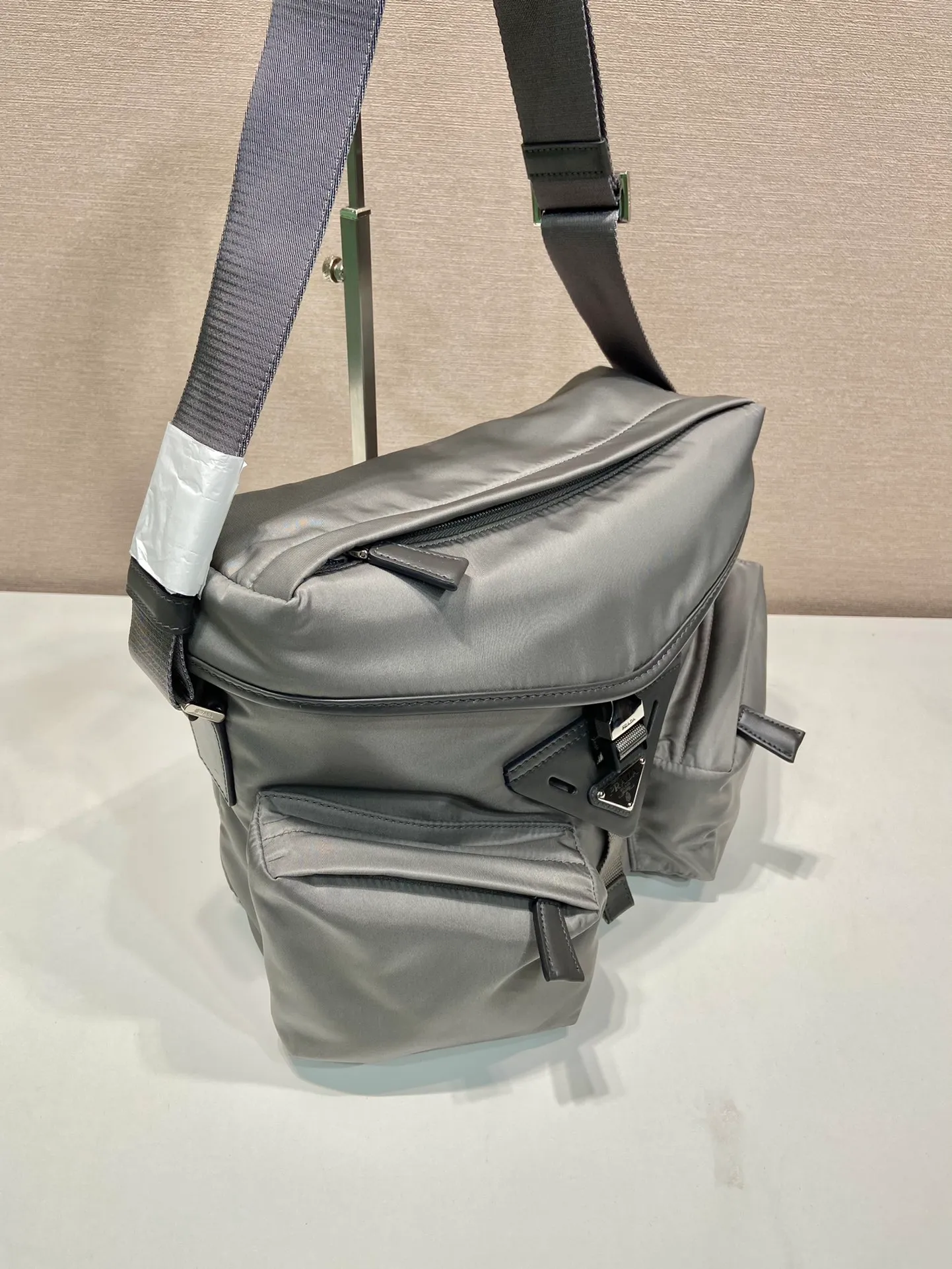 💰1320🎉New men's bag🎉2VD062 cross-body bag🎉🎉 This cross-body bag is made of imported nylon fabric and top-grade hardware. It features 2 zippered pockets on the front, a flap buckle, and a long adjustable shoulder strap. Large capacity space and many compartments. It is practical and elegant, hurry up and get it, it is another popular style that will never go out of style🎉🎉 Length 29x Height 23x Bottom 15cm🎉🎉🎉👏👏👏