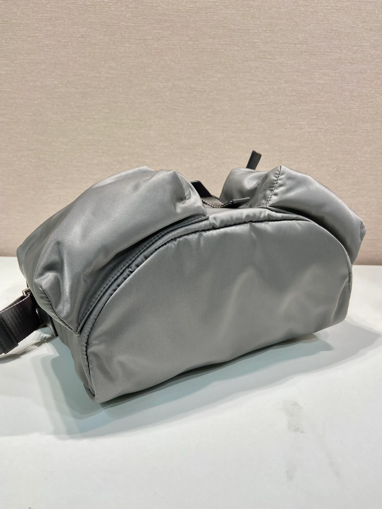 💰1320🎉New men's bag🎉2VD062 cross-body bag🎉🎉 This cross-body bag is made of imported nylon fabric and top-grade hardware. It features 2 zippered pockets on the front, a flap buckle, and a long adjustable shoulder strap. Large capacity space and many compartments. It is practical and elegant, hurry up and get it, it is another popular style that will never go out of style🎉🎉 Length 29x Height 23x Bottom 15cm🎉🎉🎉👏👏👏