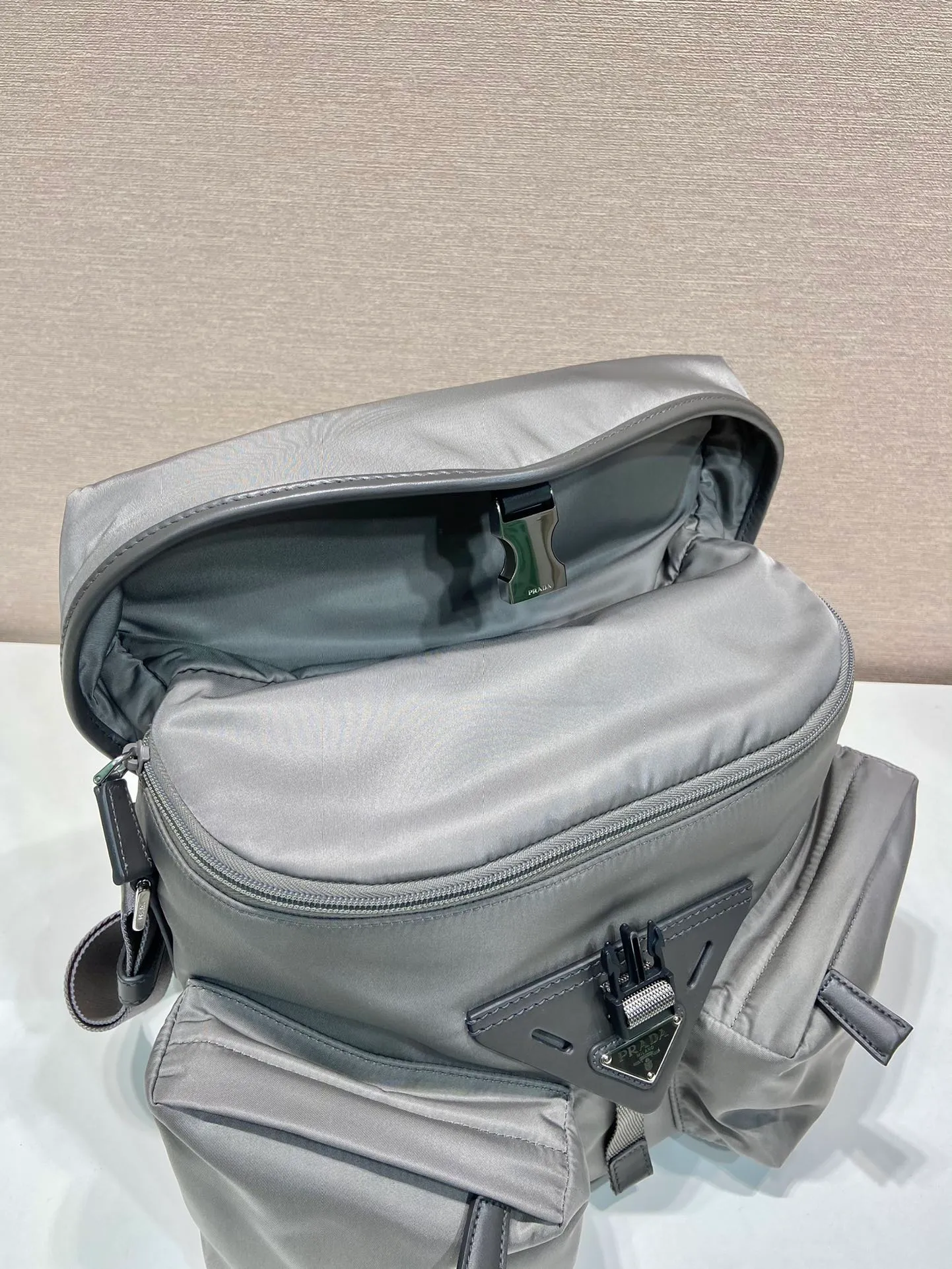 💰1320🎉New men's bag🎉2VD062 cross-body bag🎉🎉 This cross-body bag is made of imported nylon fabric and top-grade hardware. It features 2 zippered pockets on the front, a flap buckle, and a long adjustable shoulder strap. Large capacity space and many compartments. It is practical and elegant, hurry up and get it, it is another popular style that will never go out of style🎉🎉 Length 29x Height 23x Bottom 15cm🎉🎉🎉👏👏👏