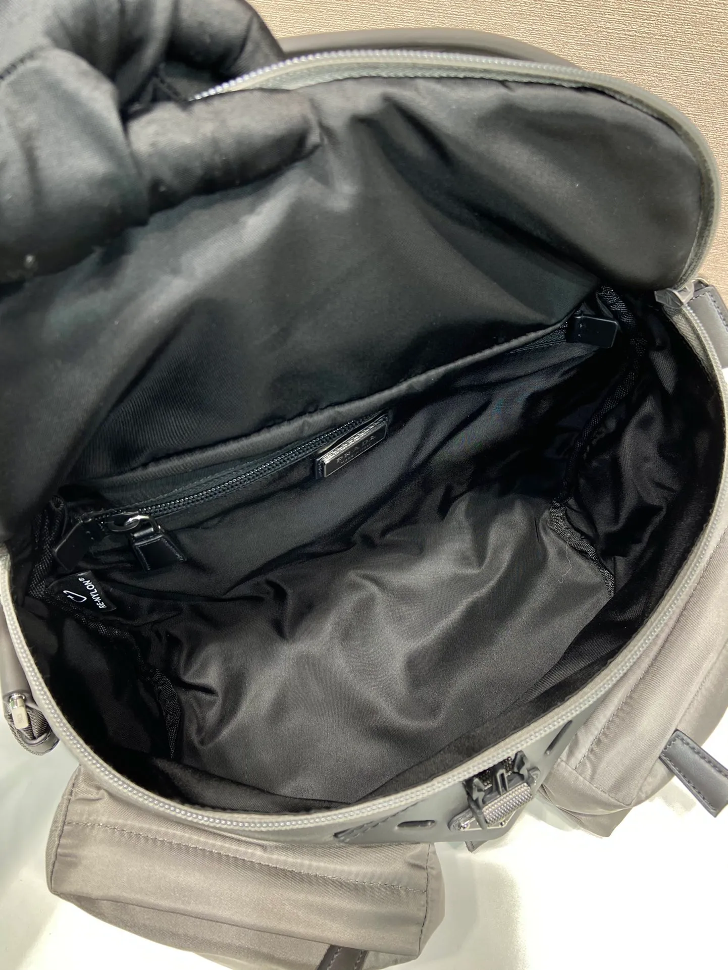 💰1320🎉New men's bag🎉2VD062 cross-body bag🎉🎉 This cross-body bag is made of imported nylon fabric and top-grade hardware. It features 2 zippered pockets on the front, a flap buckle, and a long adjustable shoulder strap. Large capacity space and many compartments. It is practical and elegant, hurry up and get it, it is another popular style that will never go out of style🎉🎉 Length 29x Height 23x Bottom 15cm🎉🎉🎉👏👏👏