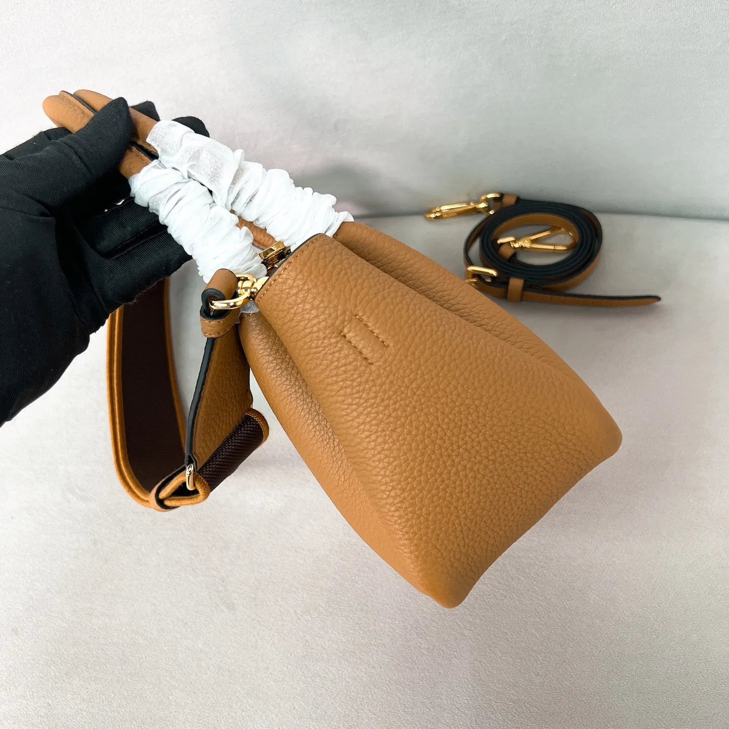 💰1760 ✨New product debut✨2025 new mini pebbled handbag/shoulder bag 1BA362 is made of soft textured pebbled calfskin. The bag has a rounded and soft silhouette. It is equipped with double handles and is decorated with a gold metal logo. Multifunctional detachable embroidered shoulder strap and leather shoulder strap. Elegant and outstanding style. Can be carried by hand, shoulder or crossbody. A handbag that perfectly blends classic heritage with contemporary trends. A must-have for fairies. Size 19.5*18*9cm