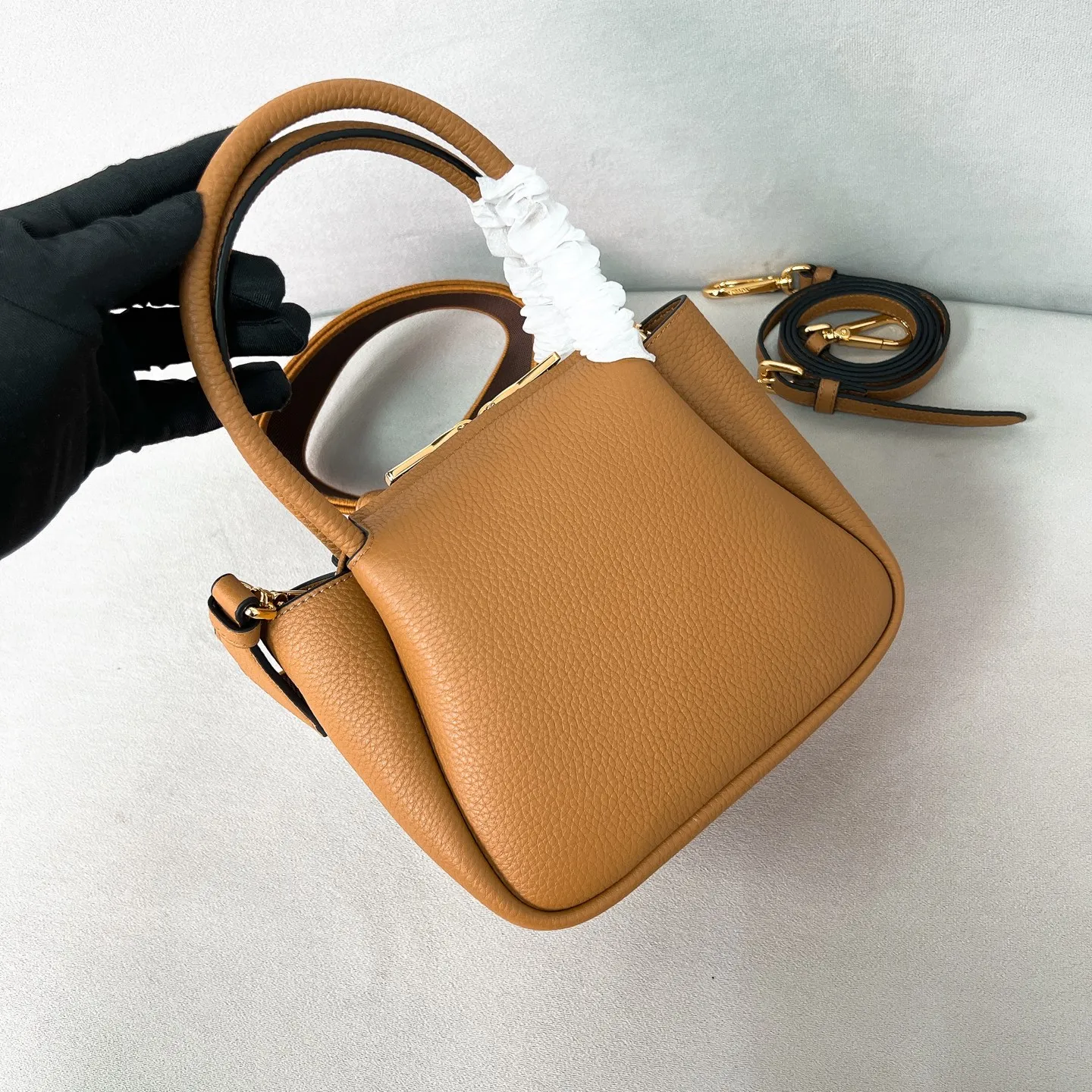 💰1760 ✨New product debut✨2025 new mini pebbled handbag/shoulder bag 1BA362 is made of soft textured pebbled calfskin. The bag has a rounded and soft silhouette. It is equipped with double handles and is decorated with a gold metal logo. Multifunctional detachable embroidered shoulder strap and leather shoulder strap. Elegant and outstanding style. Can be carried by hand, shoulder or crossbody. A handbag that perfectly blends classic heritage with contemporary trends. A must-have for fairies. Size 19.5*18*9cm