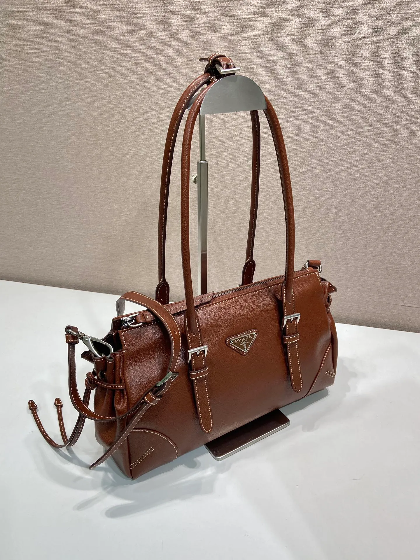 💰1700🎉New product Bonnie🎉1BG628🎉🎉 This retro-textured leather bag embodies exquisite and modern personality. The geometric silhouette is complemented by a modern, metallic buckle and side laces. The long handle indicates a pragmatic and casual attitude. Equipped with a detachable long shoulder strap, it is convenient for different occasions and has a very large capacity. Juju is easy to use👍👍It is definitely a must-have for fashionistas. Hurry up and take this retro style handbag home🎉🎉 Length 32x Height 17.5x Bottom 10.5cm🎉🎉🎉💰💰💰