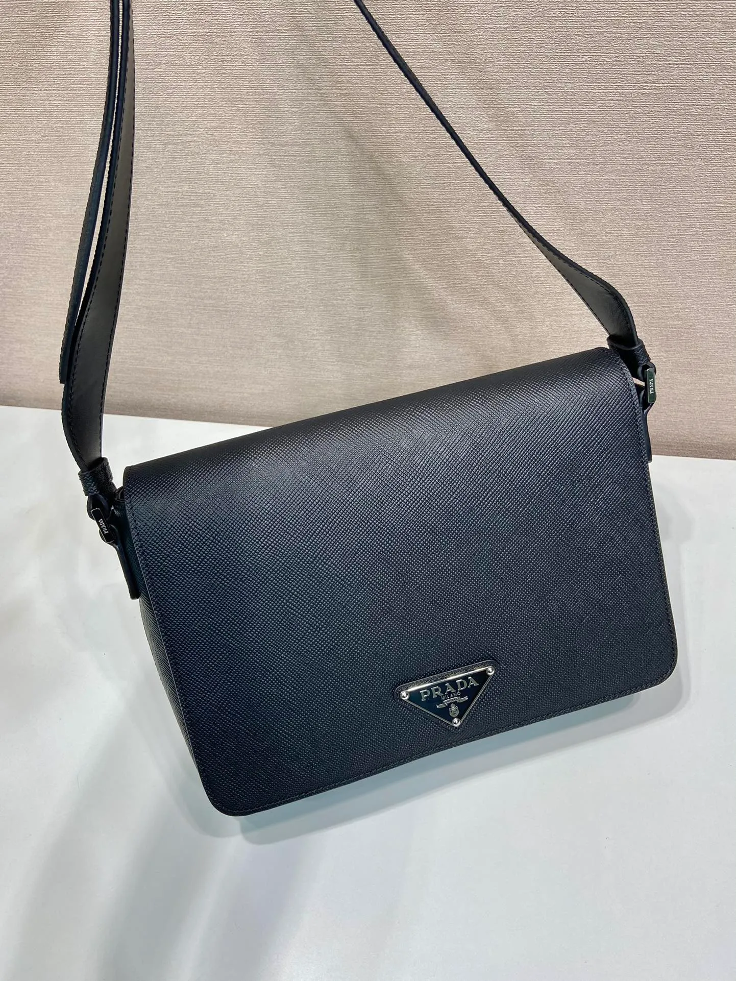 💰1840🎉New messenger bag🎉2VD049 large size🎉🎉 This messenger bag is made of the iconic material Saffiano cowhide, with a magnetic flap design, a magnetic buckle pocket on the back, and an adjustable cowhide long shoulder strap design, presenting a practical and stylish minimalist design. The upper body effect is very cool 😎, another popular style that will never go out of style 🎉🎉Handsome guys, hurry up and get it 👏 Length 28x Height 19.5x Bottom 6.5cm