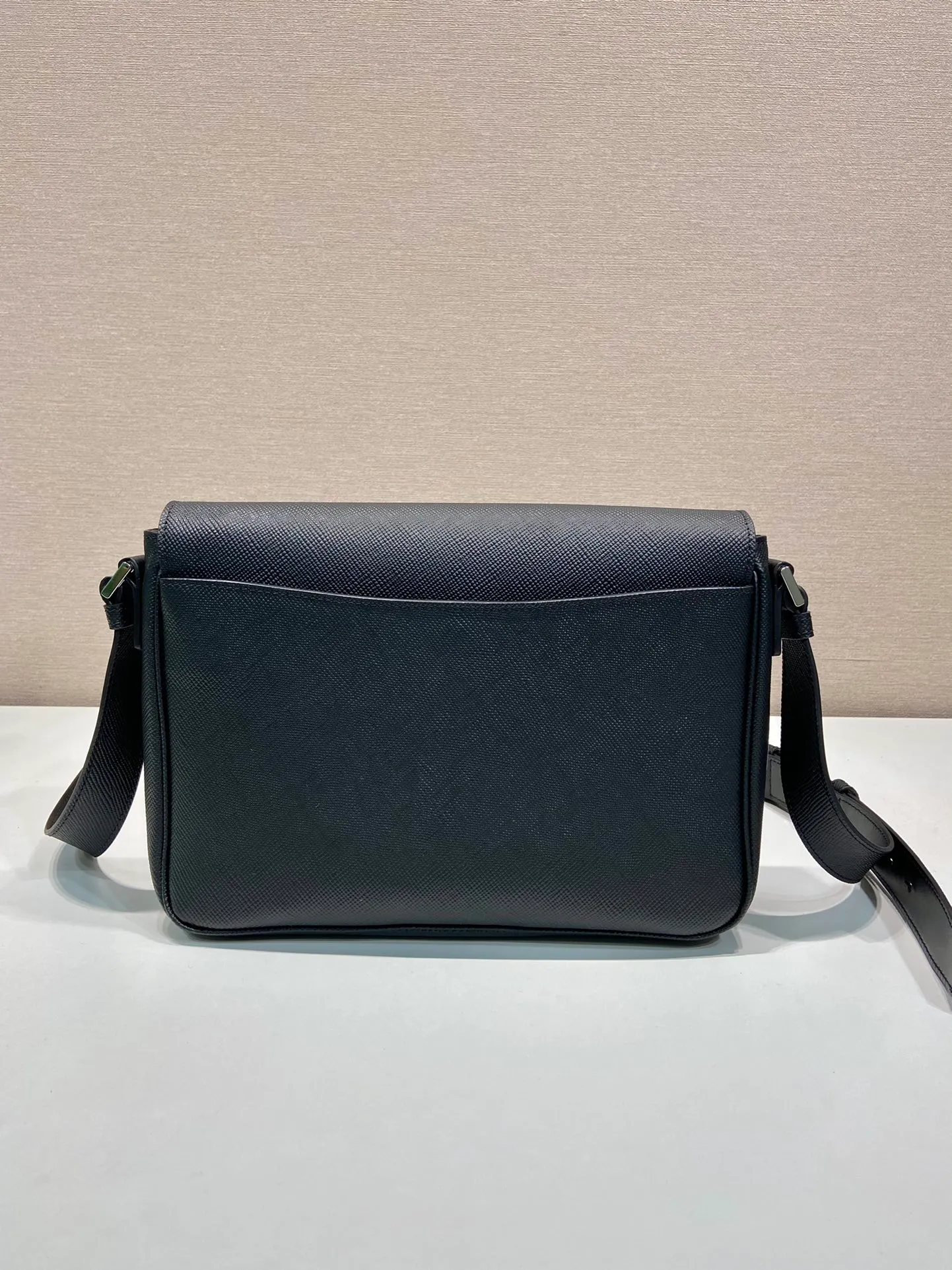 💰1840🎉New messenger bag🎉2VD049 large size🎉🎉 This messenger bag is made of the iconic material Saffiano cowhide, with a magnetic flap design, a magnetic buckle pocket on the back, and an adjustable cowhide long shoulder strap design, presenting a practical and stylish minimalist design. The upper body effect is very cool 😎, another popular style that will never go out of style 🎉🎉Handsome guys, hurry up and get it 👏 Length 28x Height 19.5x Bottom 6.5cm