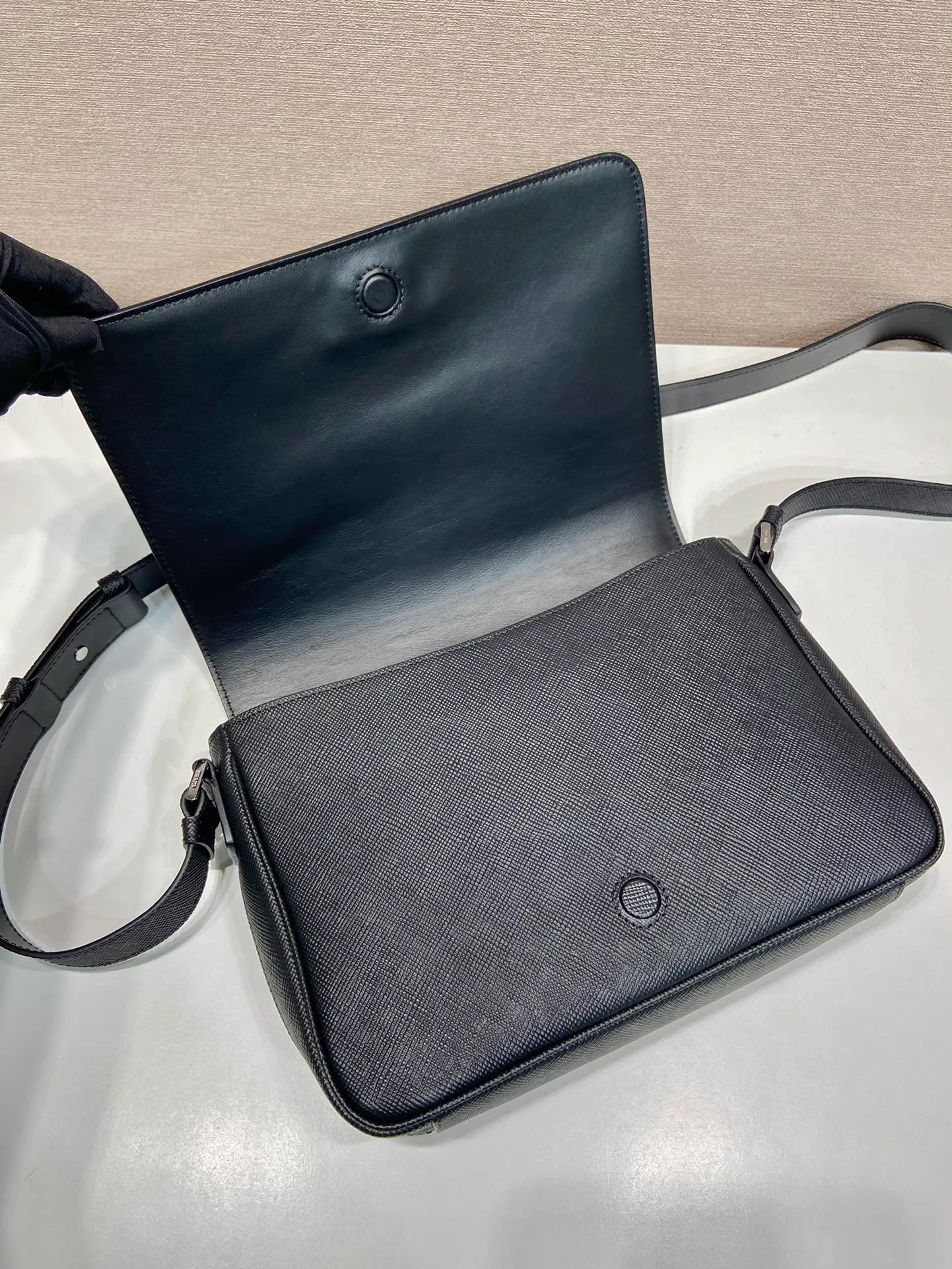 💰1840🎉New messenger bag🎉2VD049 large size🎉🎉 This messenger bag is made of the iconic material Saffiano cowhide, with a magnetic flap design, a magnetic buckle pocket on the back, and an adjustable cowhide long shoulder strap design, presenting a practical and stylish minimalist design. The upper body effect is very cool 😎, another popular style that will never go out of style 🎉🎉Handsome guys, hurry up and get it 👏 Length 28x Height 19.5x Bottom 6.5cm