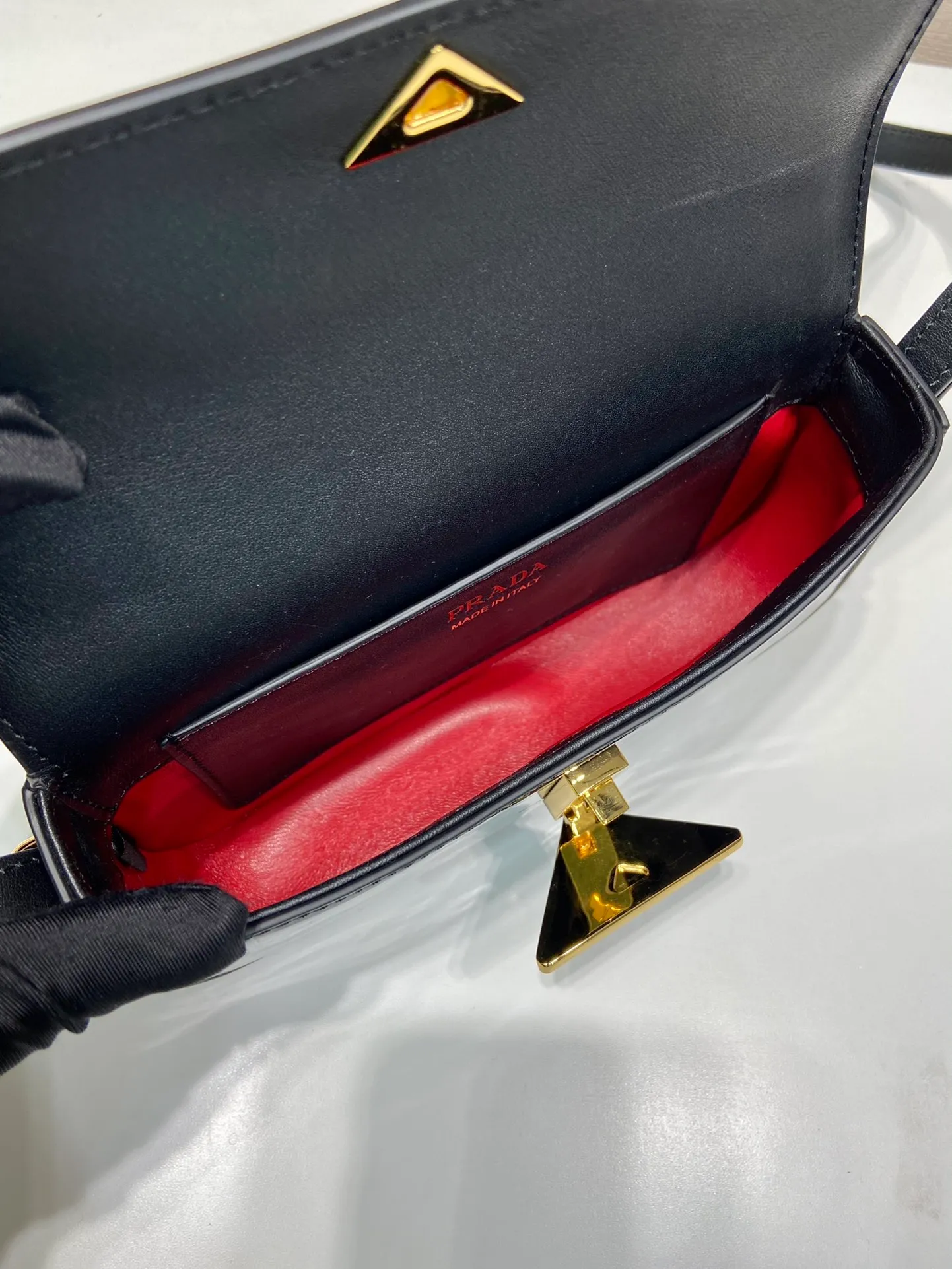 💰1460🎉New style🎉1BD339 patent leather🎉🎉 This shoulder bag demonstrates a simple design concept through its smooth lines and compact shape. It is made of patent calfskin outer/sheepskin inner fabric. It is equipped with an adjustable shoulder strap that can be carried on one shoulder/crossbody, with a maximum length of 110cm. The front lock buckle is embellished with the iconic triangle logo. Wear a bold upper body, beauties. Get it now. Length 20.5x Height 10.5x Bottom 4cm👏👏👏🎉🎉🎉