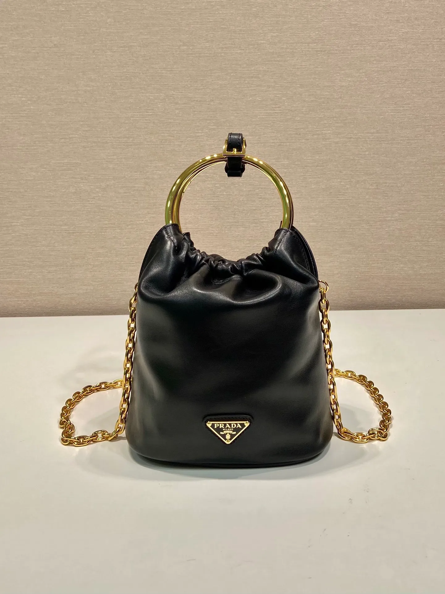 💰1120🎉New bucket bag🎉1BC227 lambskin🎉🎉 This mini bucket bag is made of soft Nappa leather material, metal ring handle design, detachable chain shoulder strap, the upper body effect is 100% head-turning👍Simple, fashionable and cute👏Large capacity space, it is also an internet celebrity, my wife looks good😀Hurry up and get it🎉🎉 Length 15x height 19x bottom 8cm🎉🎉🎉