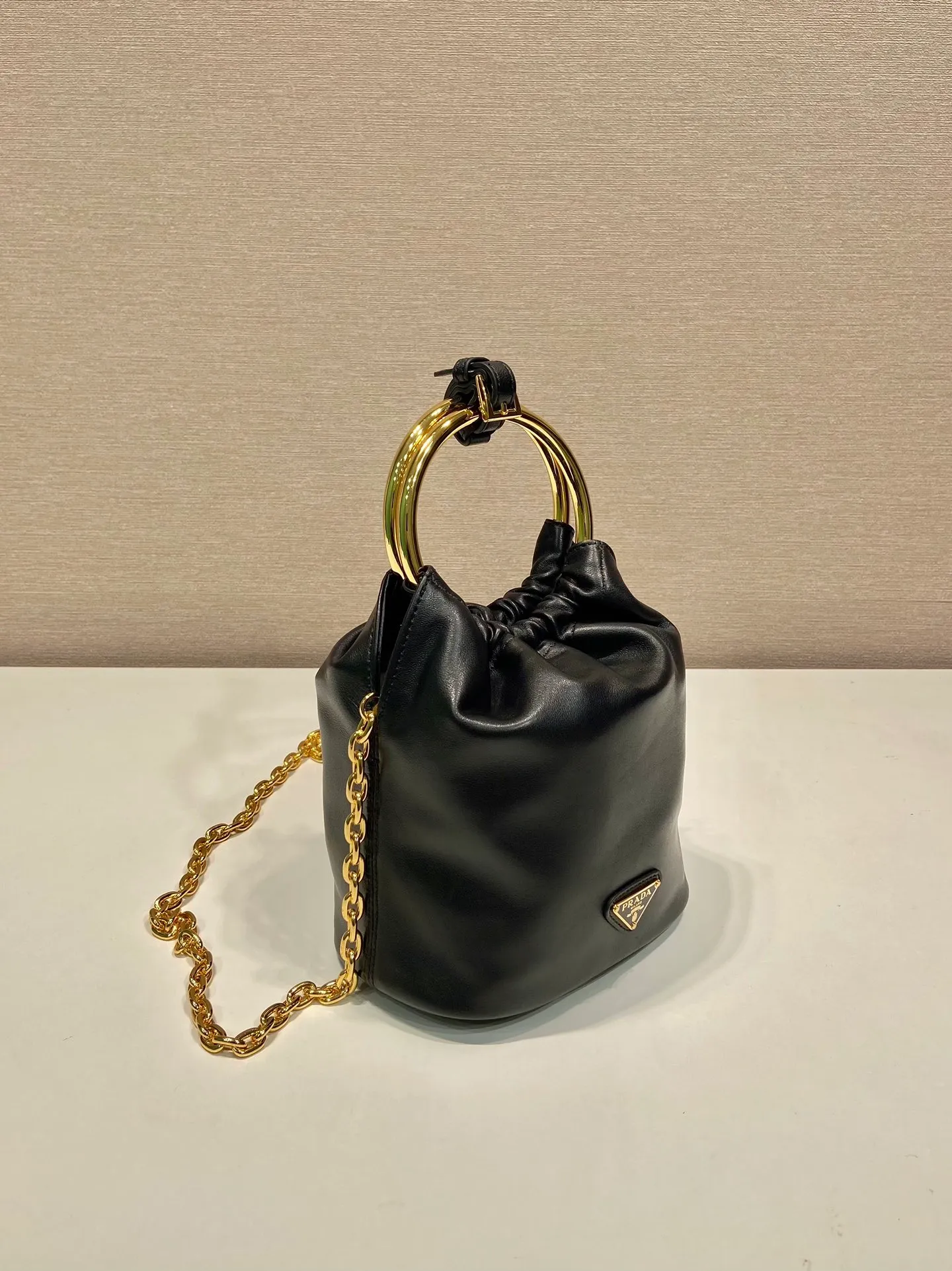 💰1120🎉New bucket bag🎉1BC227 lambskin🎉🎉 This mini bucket bag is made of soft Nappa leather material, metal ring handle design, detachable chain shoulder strap, the upper body effect is 100% head-turning👍Simple, fashionable and cute👏Large capacity space, it is also an internet celebrity, my wife looks good😀Hurry up and get it🎉🎉 Length 15x height 19x bottom 8cm🎉🎉🎉