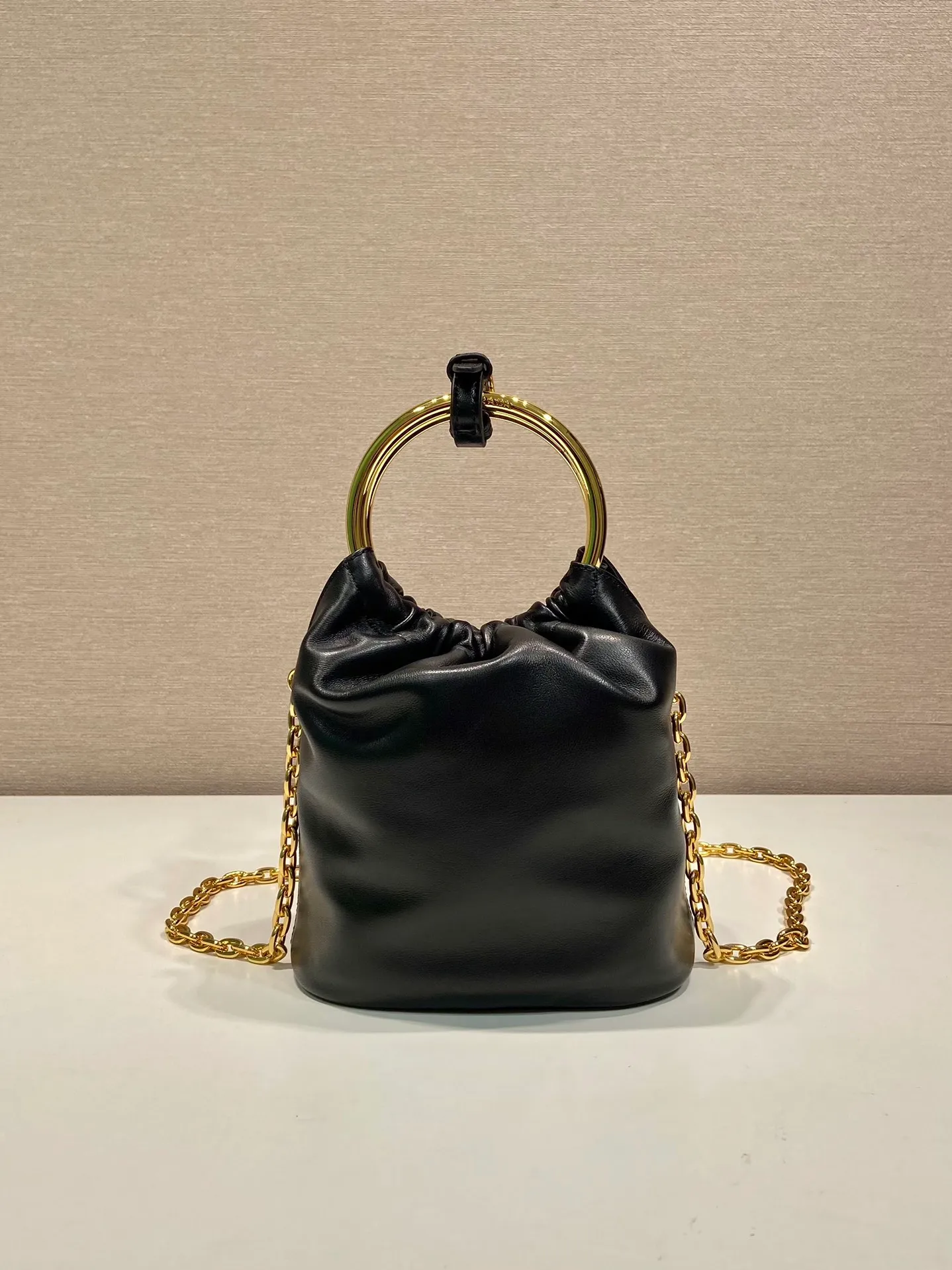 💰1120🎉New bucket bag🎉1BC227 lambskin🎉🎉 This mini bucket bag is made of soft Nappa leather material, metal ring handle design, detachable chain shoulder strap, the upper body effect is 100% head-turning👍Simple, fashionable and cute👏Large capacity space, it is also an internet celebrity, my wife looks good😀Hurry up and get it🎉🎉 Length 15x height 19x bottom 8cm🎉🎉🎉