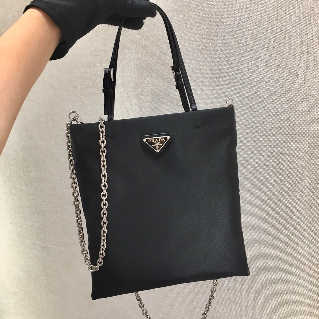 💰700, new model 🎉1BA252🎉🎉Made of imported nylon fabric👏👏This nylon handbag is equipped with double handles and a detachable metal chain shoulder strap, giving it a playful feel. The enameled triangle metal logo adds a classic touch to the brand. It is fashionable and simple, and has a special taste. Beauties, hurry up and get it🙊🙊Length 23X Height 22cm👏👏