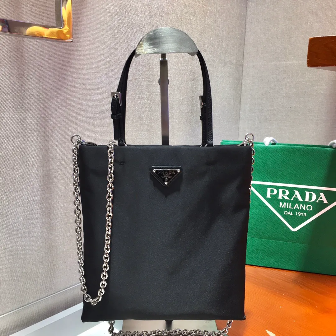 💰700, new model 🎉1BA252🎉🎉Made of imported nylon fabric👏👏This nylon handbag is equipped with double handles and a detachable metal chain shoulder strap, giving it a playful feel. The enameled triangle metal logo adds a classic touch to the brand. It is fashionable and simple, and has a special taste. Beauties, hurry up and get it🙊🙊Length 23X Height 22cm👏👏