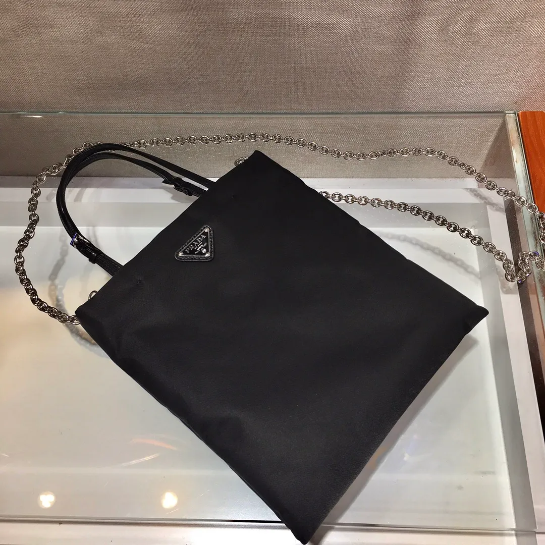 💰700, new model 🎉1BA252🎉🎉Made of imported nylon fabric👏👏This nylon handbag is equipped with double handles and a detachable metal chain shoulder strap, giving it a playful feel. The enameled triangle metal logo adds a classic touch to the brand. It is fashionable and simple, and has a special taste. Beauties, hurry up and get it🙊🙊Length 23X Height 22cm👏👏