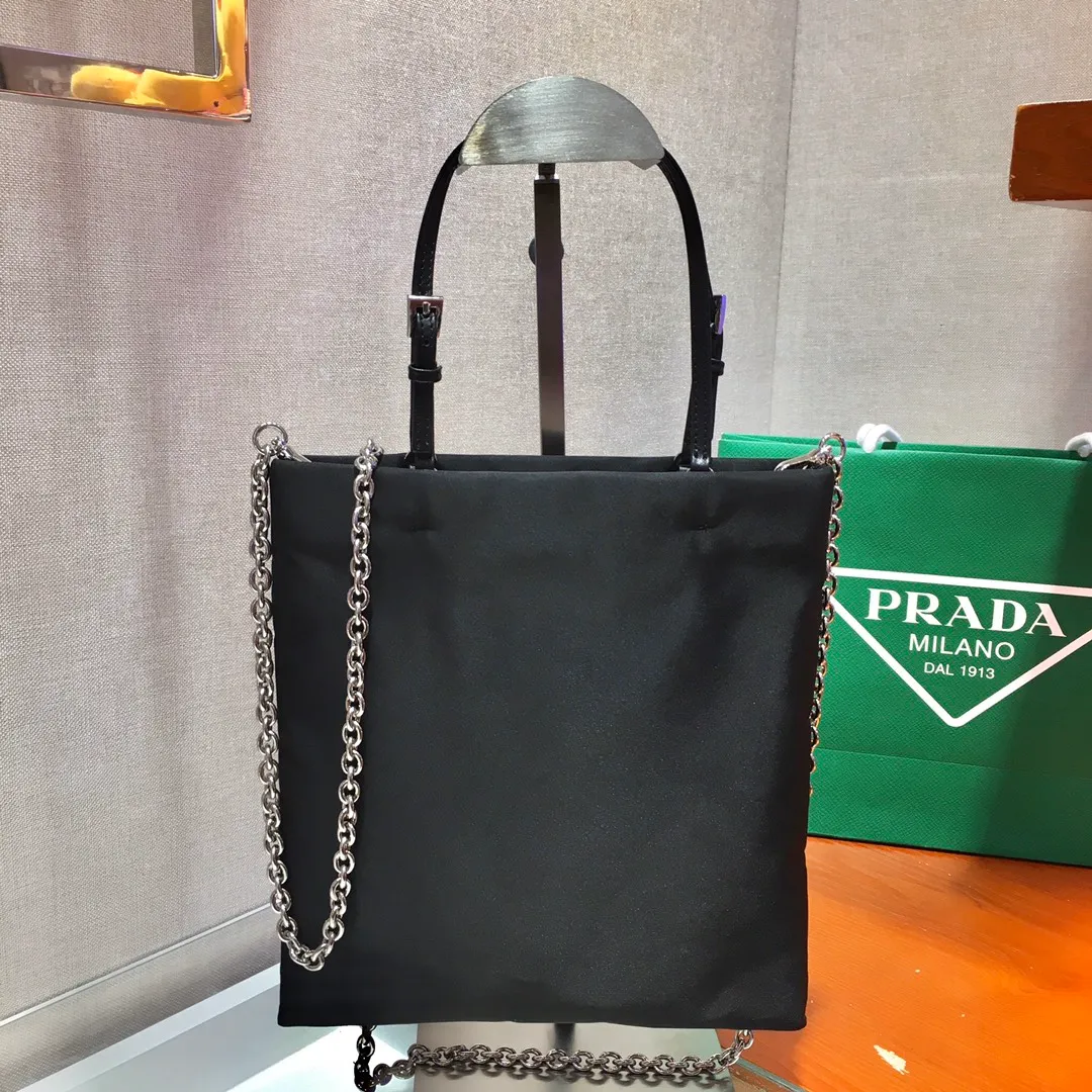 💰700, new model 🎉1BA252🎉🎉Made of imported nylon fabric👏👏This nylon handbag is equipped with double handles and a detachable metal chain shoulder strap, giving it a playful feel. The enameled triangle metal logo adds a classic touch to the brand. It is fashionable and simple, and has a special taste. Beauties, hurry up and get it🙊🙊Length 23X Height 22cm👏👏