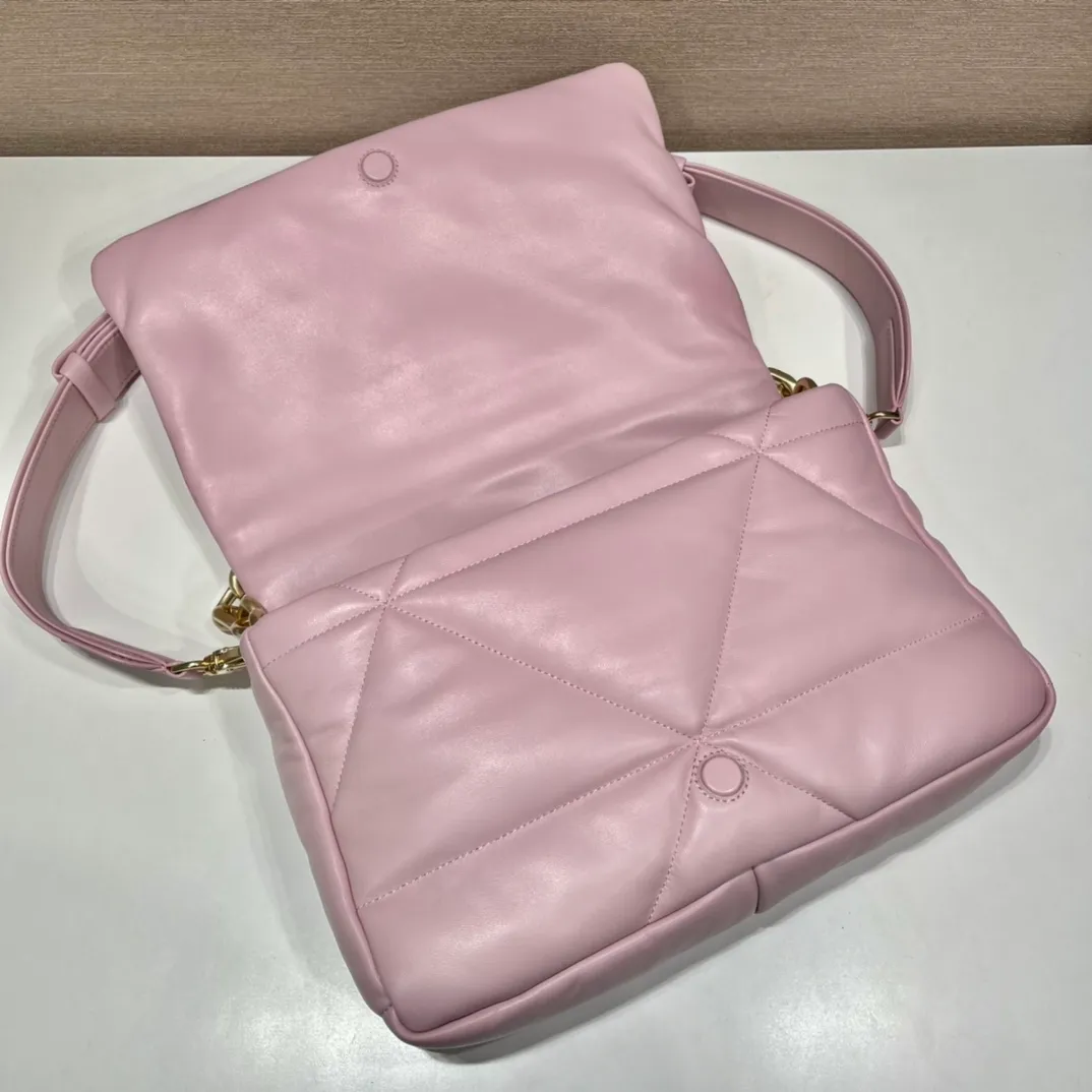 💰1960🎉New pillow bag🎉1BD306 This one is made of imported lambskin, equipped with a detachable retro chain, detachable and adjustable shoulder straps, and has three uses in one bag. Very functional😘😘This season’s quilted plaid design. Reproduced with a softer and more comfortable feel. So beautiful 😘😘 worth having. Hurry up and get it🎉🎉 Length 31x Height 19x Bottom 8.5cm