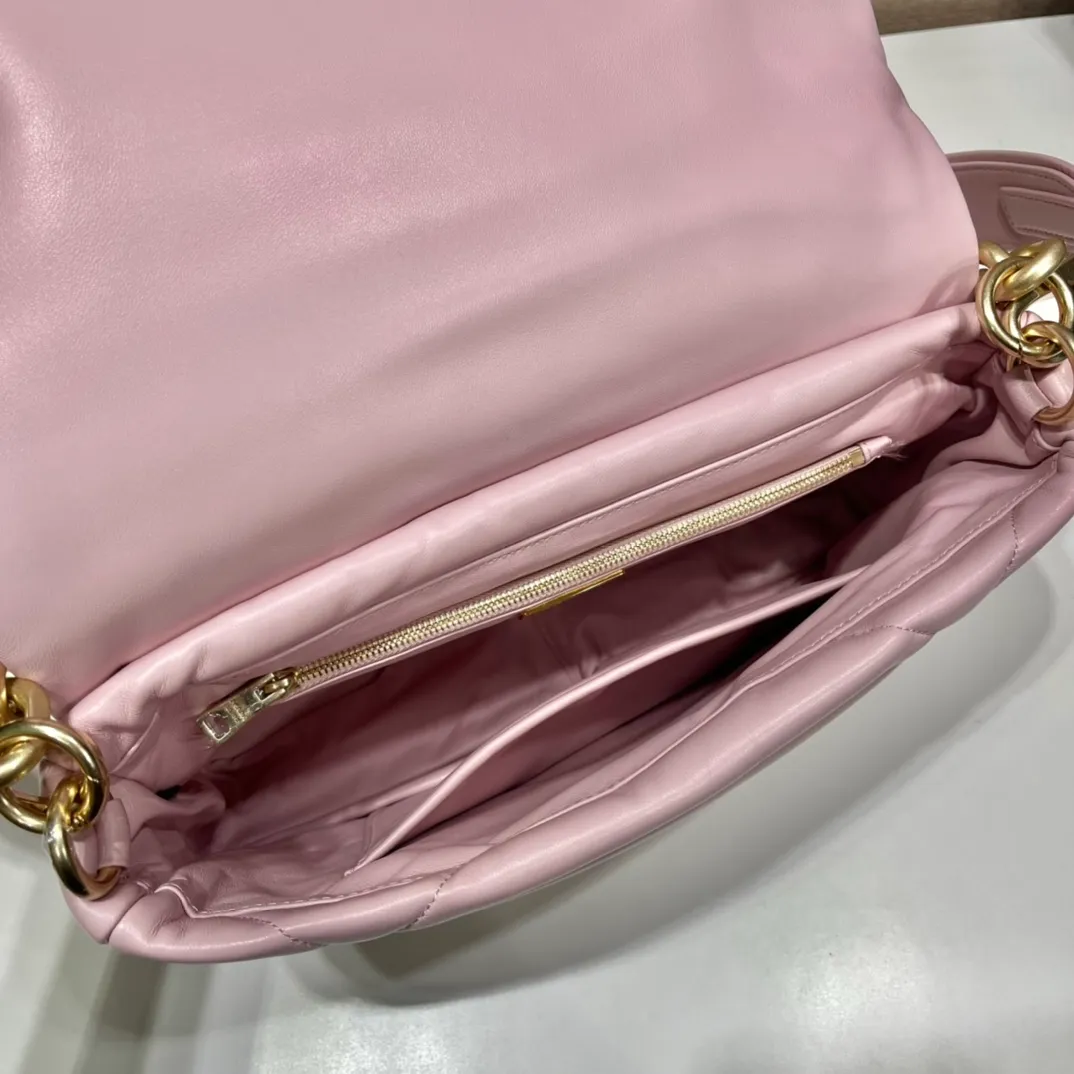 💰1960🎉New pillow bag🎉1BD306 This one is made of imported lambskin, equipped with a detachable retro chain, detachable and adjustable shoulder straps, and has three uses in one bag. Very functional😘😘This season’s quilted plaid design. Reproduced with a softer and more comfortable feel. So beautiful 😘😘 worth having. Hurry up and get it🎉🎉 Length 31x Height 19x Bottom 8.5cm