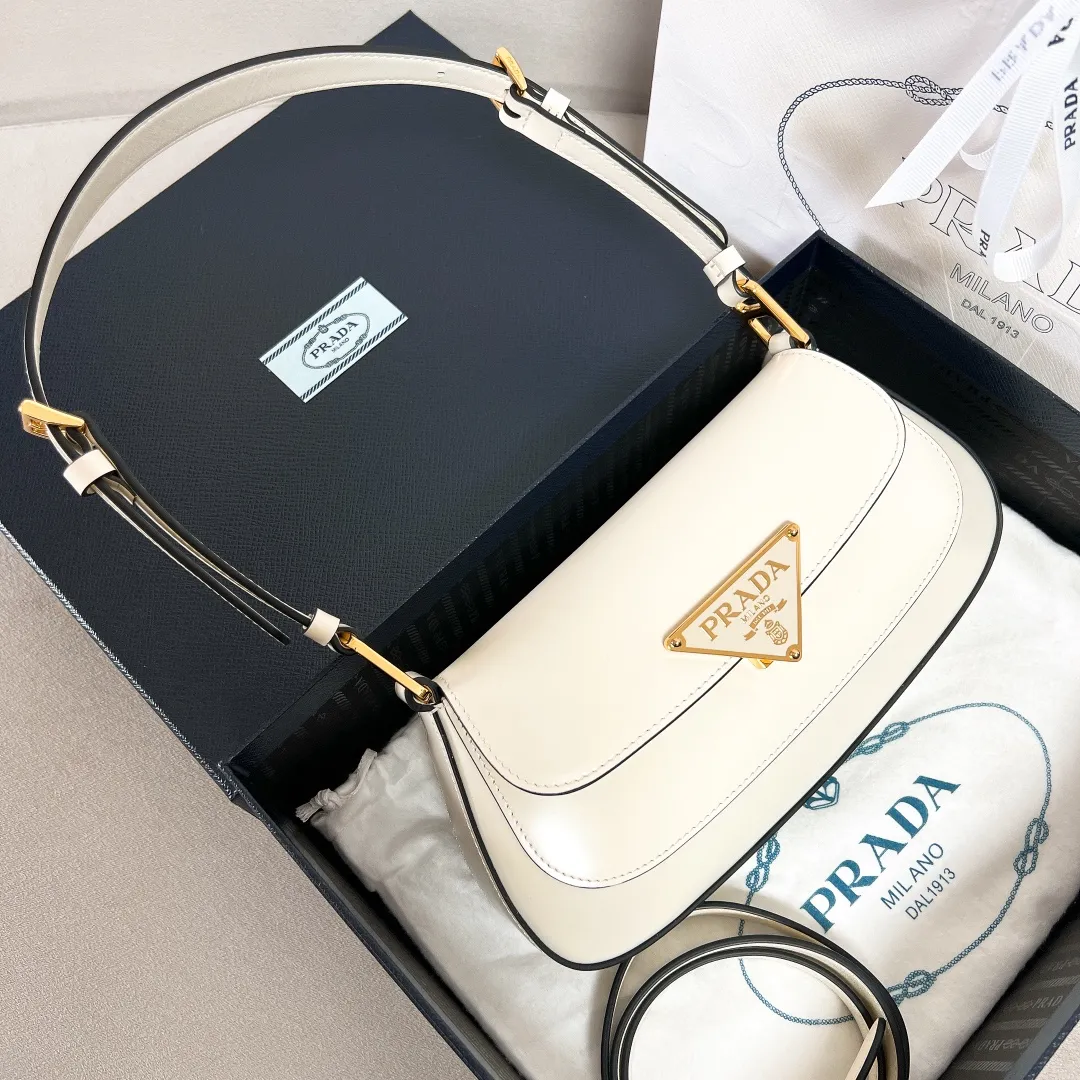 💰1520✨New product launch✨2023 new series glossy calfskin flip shoulder bag 1BD345 Chic and noble glossy calfskin Exquisite and fashionable new lock closure The large logo triangle logo is perfectly integrated into the body of the bag. Equipped with 2 detachable and adjustable shoulder straps. It can be used as an armpit bag or a crossbody bag. The lines are smooth and neat, retro and trendy! Perfect details are comparable to brick cabinets. Super size: 24*11*4cm