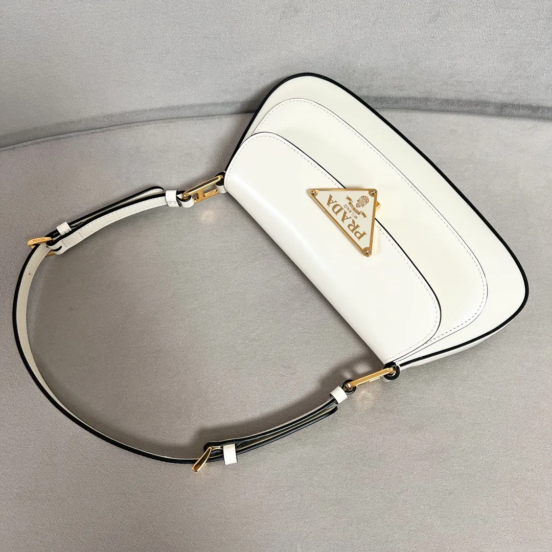 💰1520✨New product launch✨2023 new series glossy calfskin flip shoulder bag 1BD345 Chic and noble glossy calfskin Exquisite and fashionable new lock closure The large logo triangle logo is perfectly integrated into the body of the bag. Equipped with 2 detachable and adjustable shoulder straps. It can be used as an armpit bag or a crossbody bag. The lines are smooth and neat, retro and trendy! Perfect details are comparable to brick cabinets. Super size: 24*11*4cm