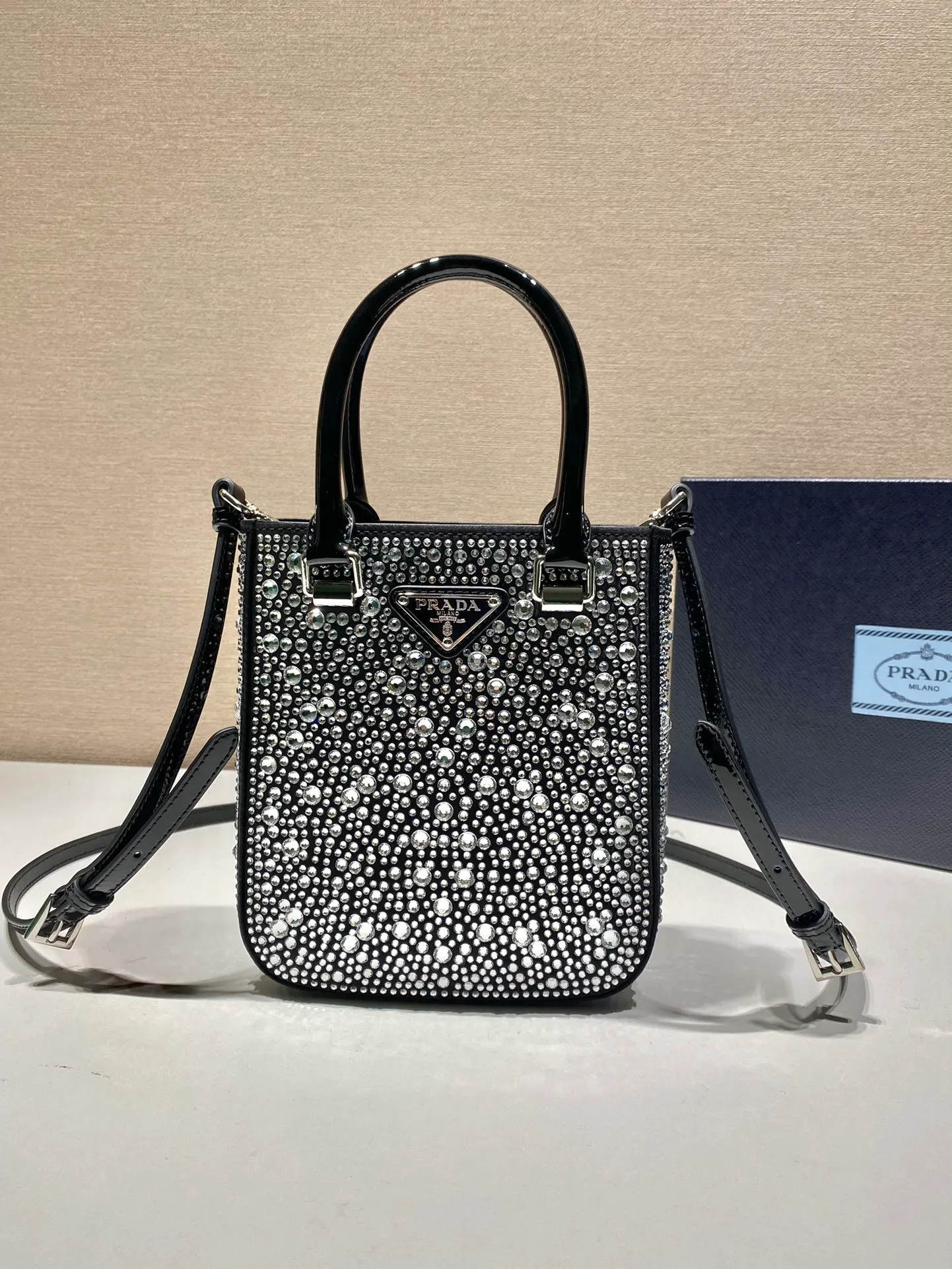 💰1360🎉Gypsophila Tote Bag🎉1BG331😘😘 This satin tote handbag is covered with sparkling imported crystals of different sizes. The hand strap and adjustable long shoulder strap are made of cowhide, which is easy to carry and designed to be worn cross-body, giving it a refined charm. The retro curved silhouette is unique. This starry tote bag looks more feminine, elegant and modern. So beautiful😘Everywhere you go, you will turn heads👏Hurry up and get it😘😘 Length 15x height 17.5x bottom 5cm👏👏👏🎉🎉🎉