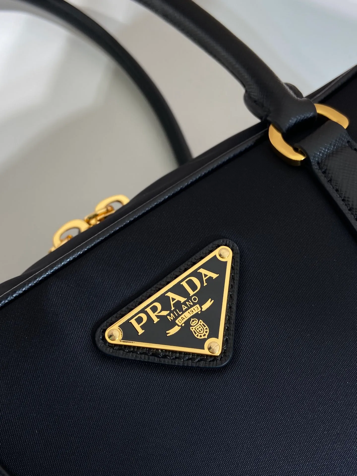 💰1460🎉New second-hand bag🎉1BB115🎉🎉 This double handle handbag is made of regenerated nylon, incorporating unique style elements and exquisite Saffiano leather details, completely subverting people's traditional perception of luxury goods. Practical design embellishments and exquisite details add a unique charm. Large capacity, practical and elegant👏Another popular style that will never go out of style🎉🎉 Length 30x Height 17.5x Base 9cm👏👏👏🎉🎉🎉