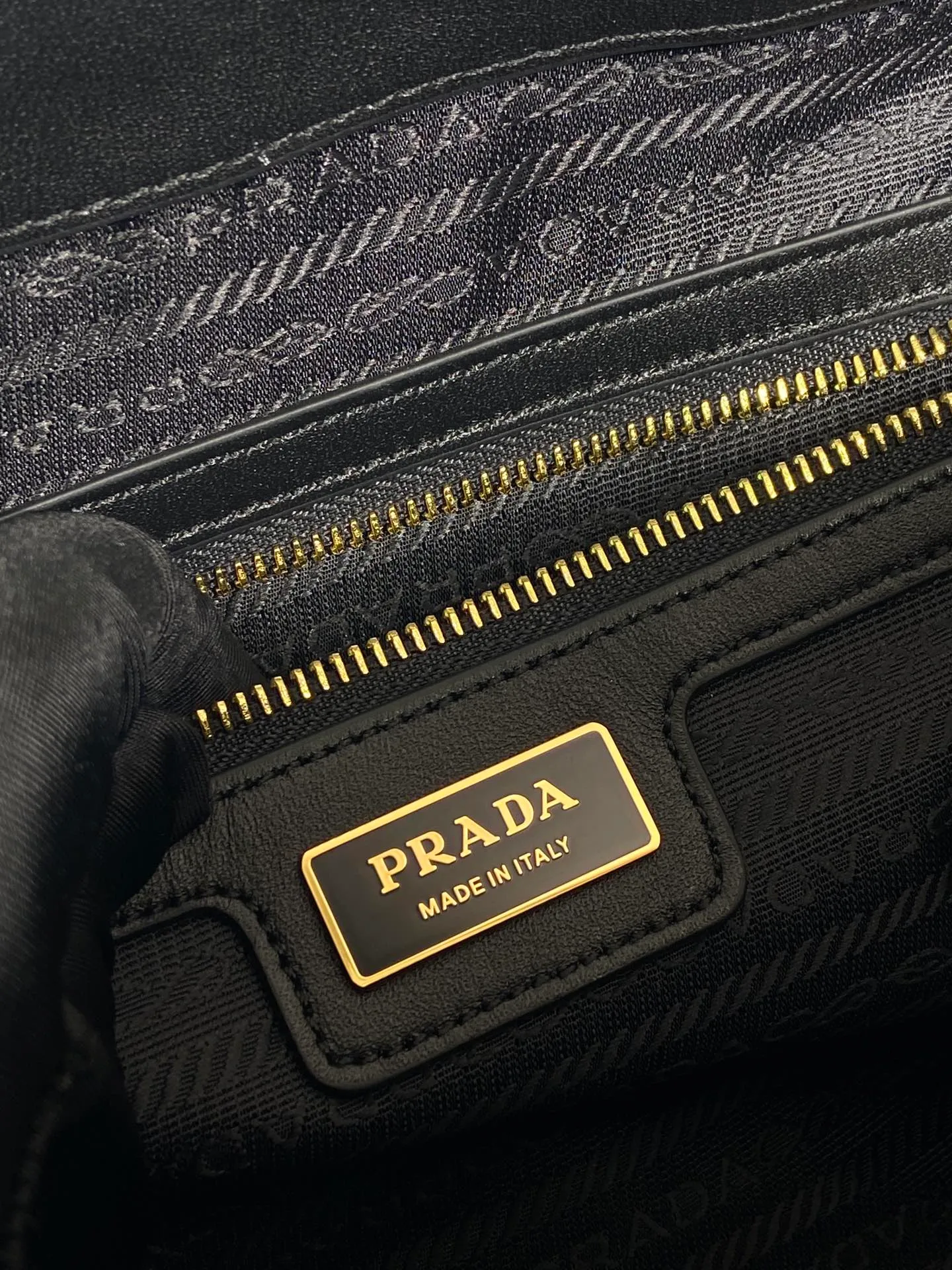 💰1460🎉New second-hand bag🎉1BB115🎉🎉 This double handle handbag is made of regenerated nylon, incorporating unique style elements and exquisite Saffiano leather details, completely subverting people's traditional perception of luxury goods. Practical design embellishments and exquisite details add a unique charm. Large capacity, practical and elegant👏Another popular style that will never go out of style🎉🎉 Length 30x Height 17.5x Base 9cm👏👏👏🎉🎉🎉