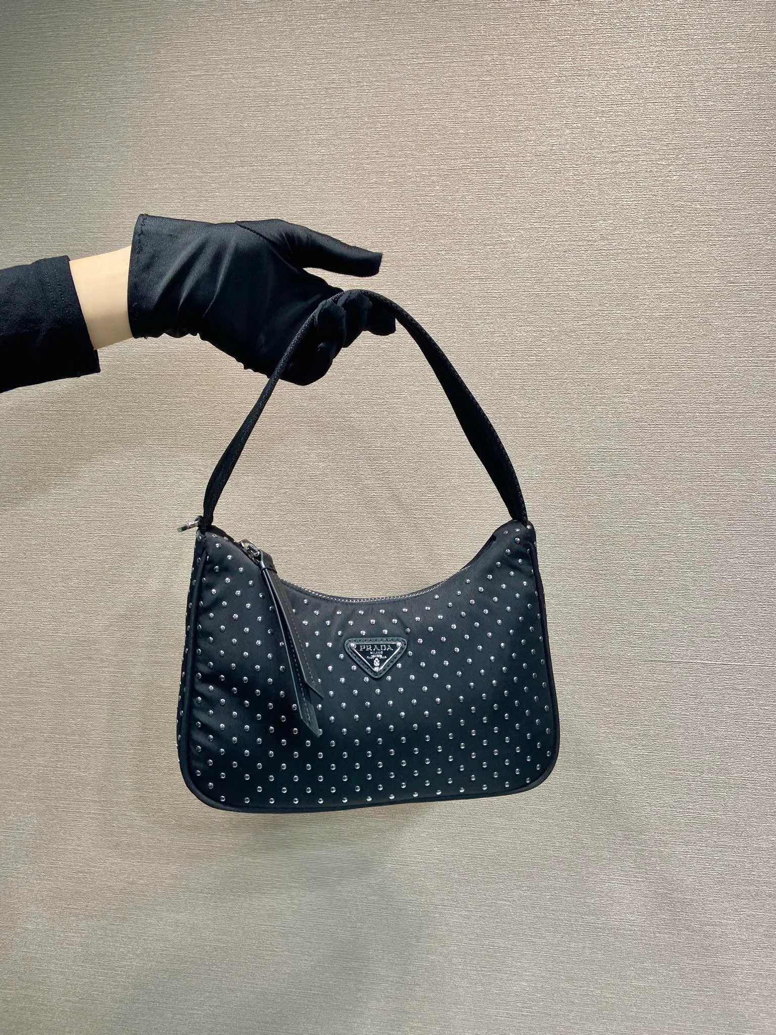 💰940🎉Rivet Hobo🎉2025 1NE515 rivet🎉🎉The most beautiful and coolest Hobo😘😘Composed of imported nylon fabric and pure handmade rivets. Unique and stylish. The return rate is very high🙈🙈Everyone will praise you wherever you take it😘This kind of rivet bag is also very easy to match with clothes. It is cute and cool and suitable for any occasion. The popular elements of Hobo have always been recognized by Internet celebrities/celebrities. It is another Hobo that is always popular🙊🙊It is worth buying👍Beautiful girls😘length 23x height 13x bottom 5cm