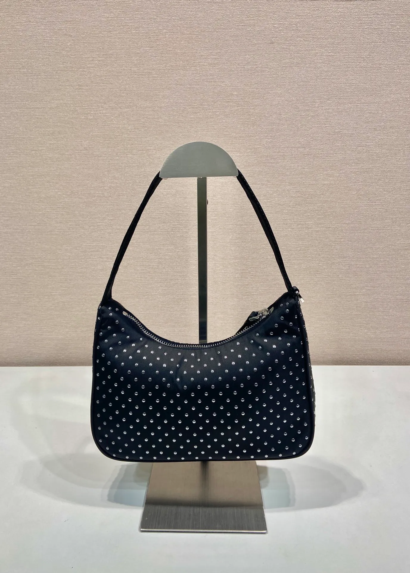 💰940🎉Rivet Hobo🎉2025 1NE515 rivet🎉🎉The most beautiful and coolest Hobo😘😘Composed of imported nylon fabric and pure handmade rivets. Unique and stylish. The return rate is very high🙈🙈Everyone will praise you wherever you take it😘This kind of rivet bag is also very easy to match with clothes. It is cute and cool and suitable for any occasion. The popular elements of Hobo have always been recognized by Internet celebrities/celebrities. It is another Hobo that is always popular🙊🙊It is worth buying👍Beautiful girls😘length 23x height 13x bottom 5cm