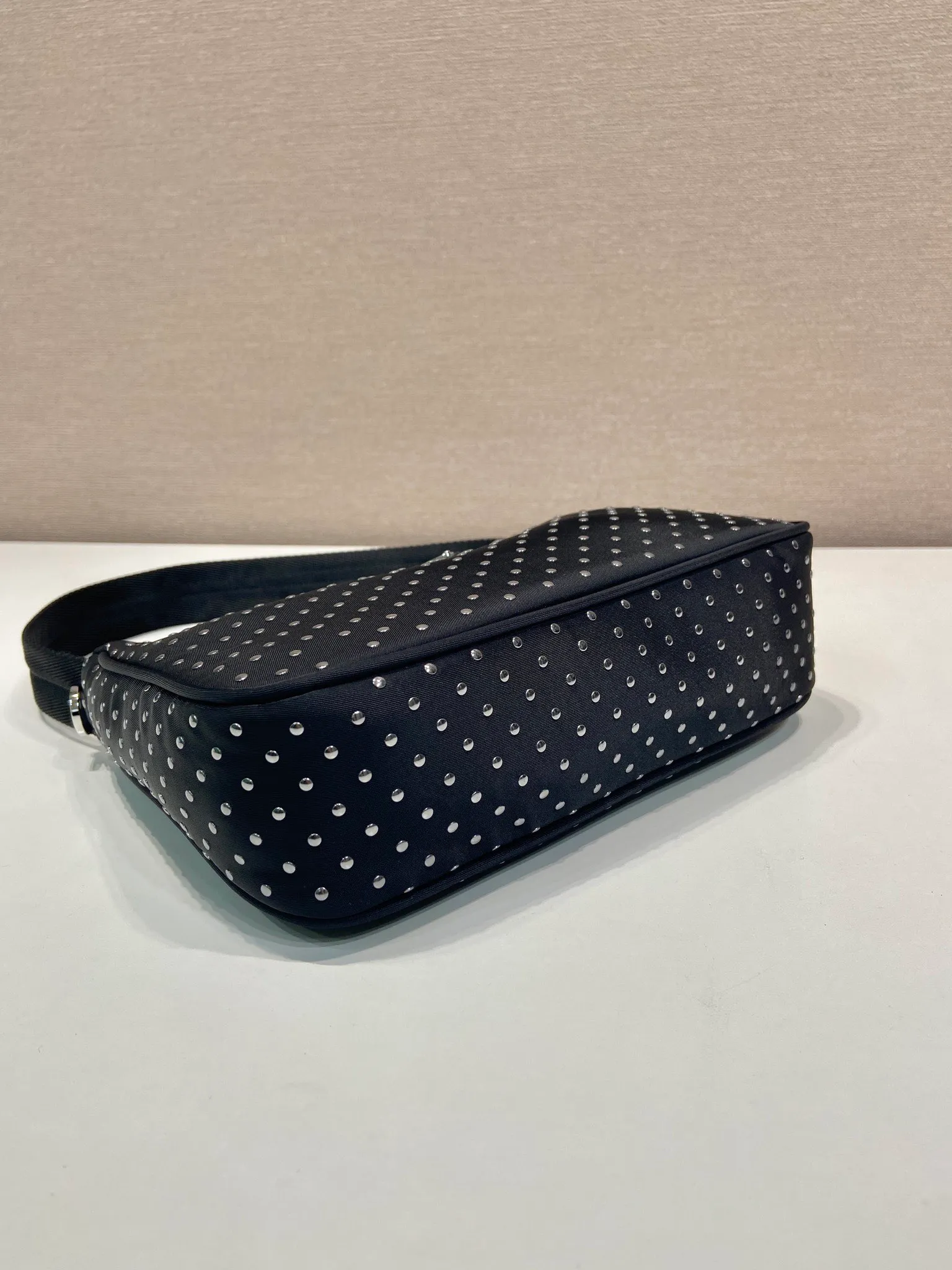 💰940🎉Rivet Hobo🎉2025 1NE515 rivet🎉🎉The most beautiful and coolest Hobo😘😘Composed of imported nylon fabric and pure handmade rivets. Unique and stylish. The return rate is very high🙈🙈Everyone will praise you wherever you take it😘This kind of rivet bag is also very easy to match with clothes. It is cute and cool and suitable for any occasion. The popular elements of Hobo have always been recognized by Internet celebrities/celebrities. It is another Hobo that is always popular🙊🙊It is worth buying👍Beautiful girls😘length 23x height 13x bottom 5cm
