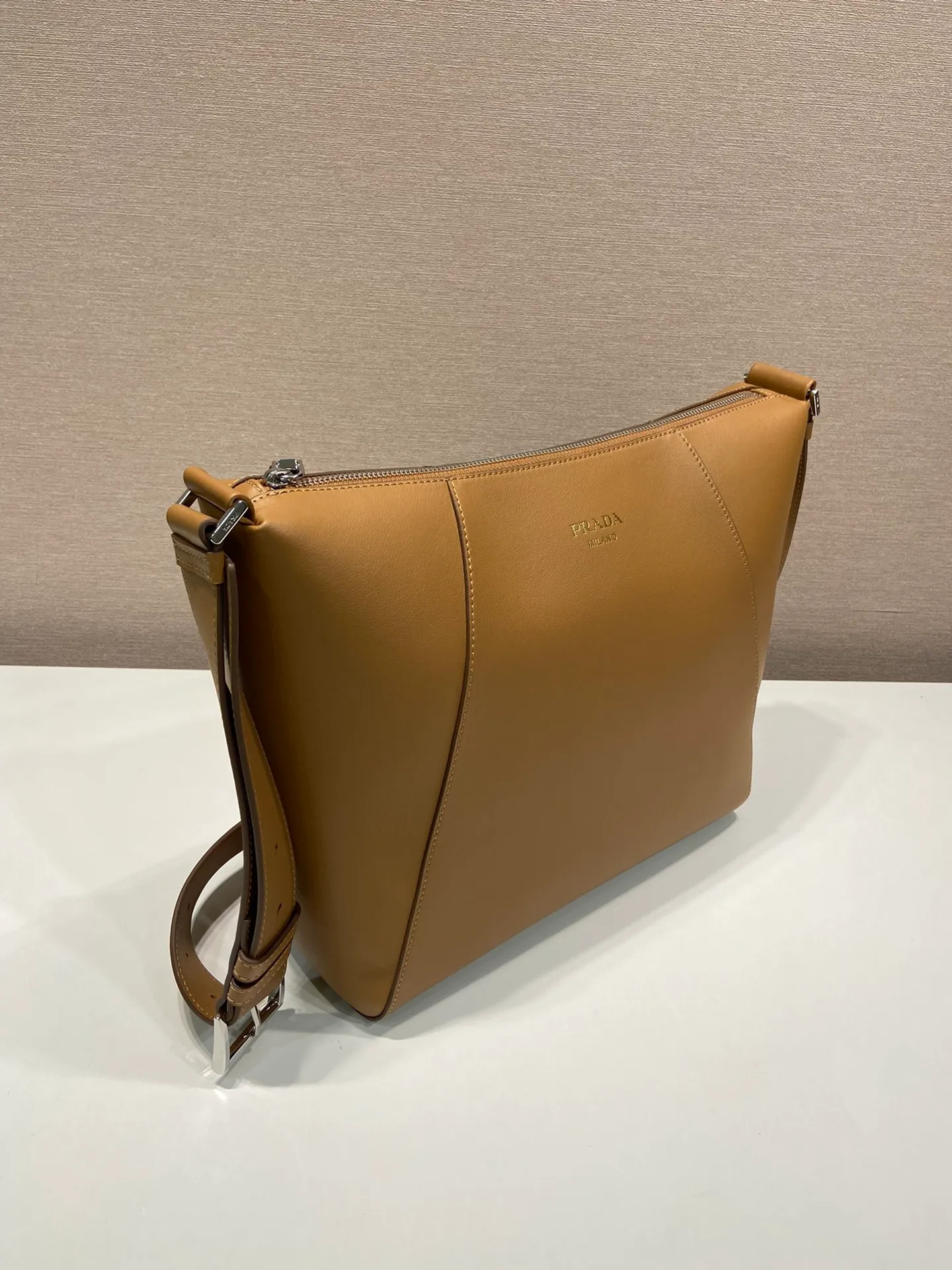 💰1720🎉New messenger bag🎉2VH177🎉🎉 This handbag is made of soft grained leather. The soft touch highlights the simple linear silhouette and highlights the casual attitude. The minimalist design, with adjustable shoulder strap and rich details, is a vivid expression of the exquisite skills of the brand's craftsmen. It is embellished with an elegant letter logo, highlighting the refined and simple beauty of the shape. If you like babies, hurry up and get it😎😎 Length 30x Height 27.5x Bottom 14cm🎉🎉🎉💰💰💰