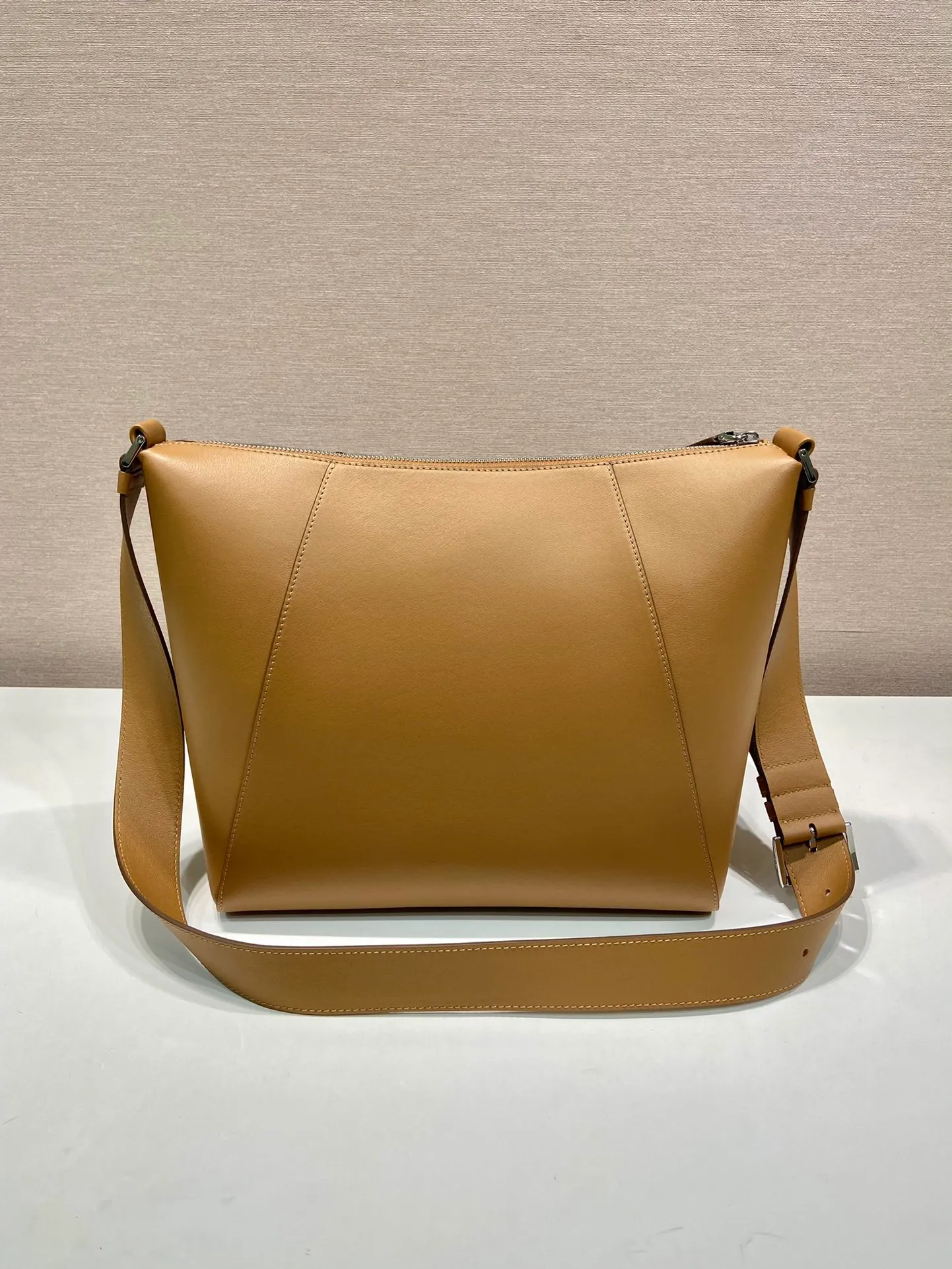 💰1720🎉New messenger bag🎉2VH177🎉🎉 This handbag is made of soft grained leather. The soft touch highlights the simple linear silhouette and highlights the casual attitude. The minimalist design, with adjustable shoulder strap and rich details, is a vivid expression of the exquisite skills of the brand's craftsmen. It is embellished with an elegant letter logo, highlighting the refined and simple beauty of the shape. If you like babies, hurry up and get it😎😎 Length 30x Height 27.5x Bottom 14cm🎉🎉🎉💰💰💰