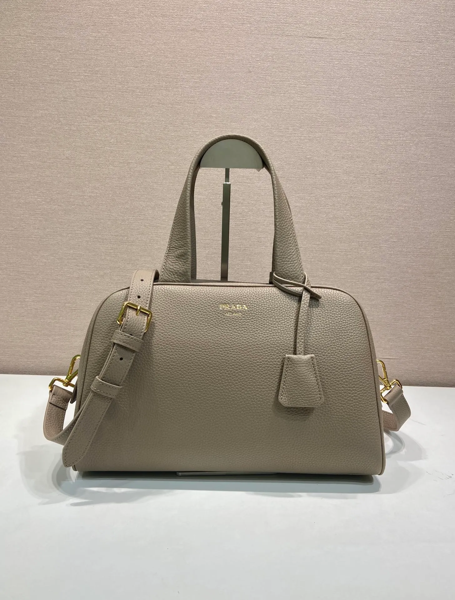 💰1840🎉New arrival 1BB148🎉🎉 Reinterpreted with a soft silhouette, this top handle bag in natural grain leather can be carried by hand or worn with a detachable shoulder strap and comes with 2 detachable hang tags. Metal hardware. It has an embossed letter logo on the front, a zipper closure, and two pockets, one of which is zippered. It has a large capacity and is a popular item that will never go out of style. Hurry up and get it🎉 Length 33x Height 22x Bottom 14cm🎉🎉🎉💰💰💰