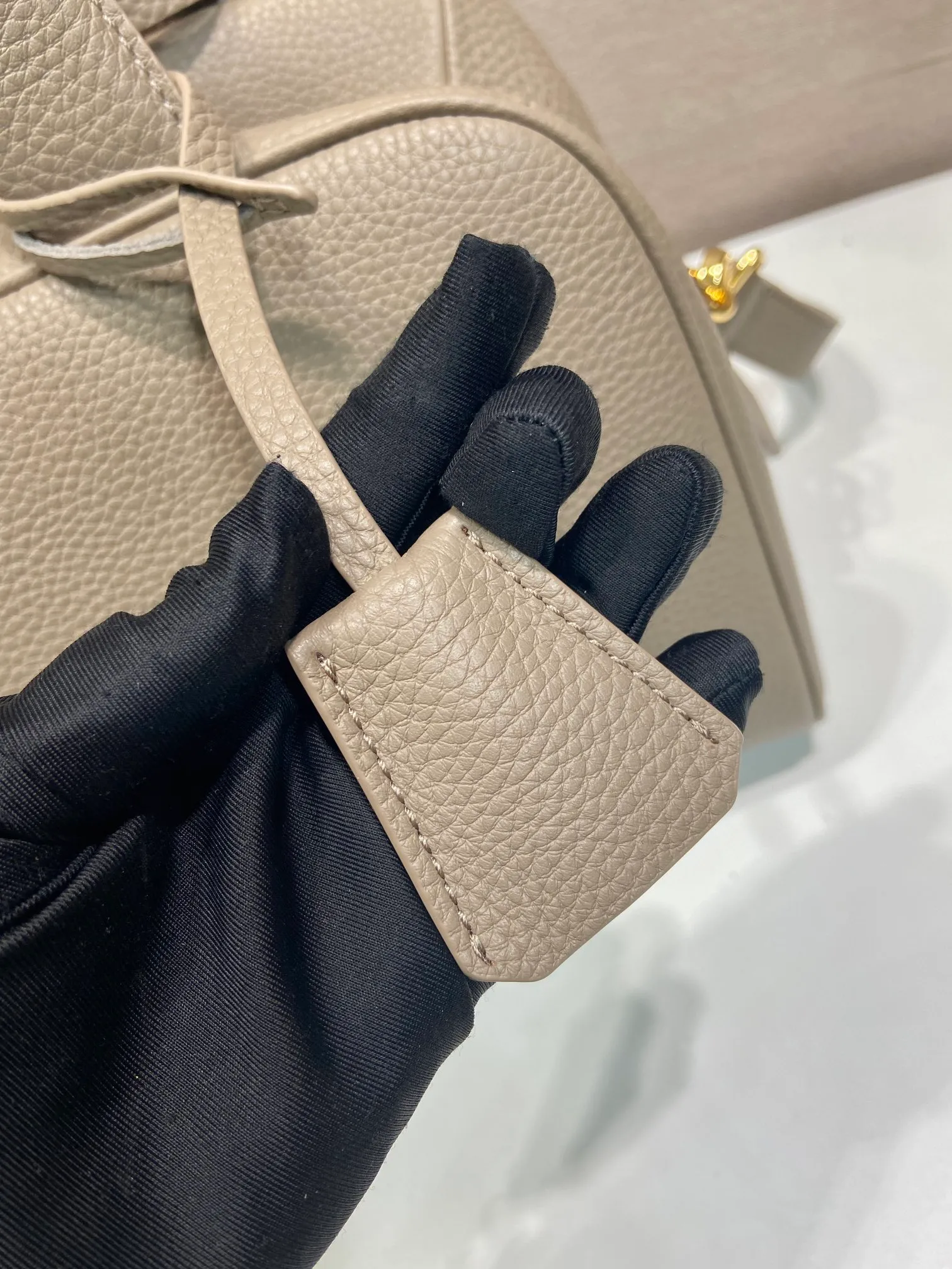 💰1840🎉New arrival 1BB148🎉🎉 Reinterpreted with a soft silhouette, this top handle bag in natural grain leather can be carried by hand or worn with a detachable shoulder strap and comes with 2 detachable hang tags. Metal hardware. It has an embossed letter logo on the front, a zipper closure, and two pockets, one of which is zippered. It has a large capacity and is a popular item that will never go out of style. Hurry up and get it🎉 Length 33x Height 22x Bottom 14cm🎉🎉🎉💰💰💰