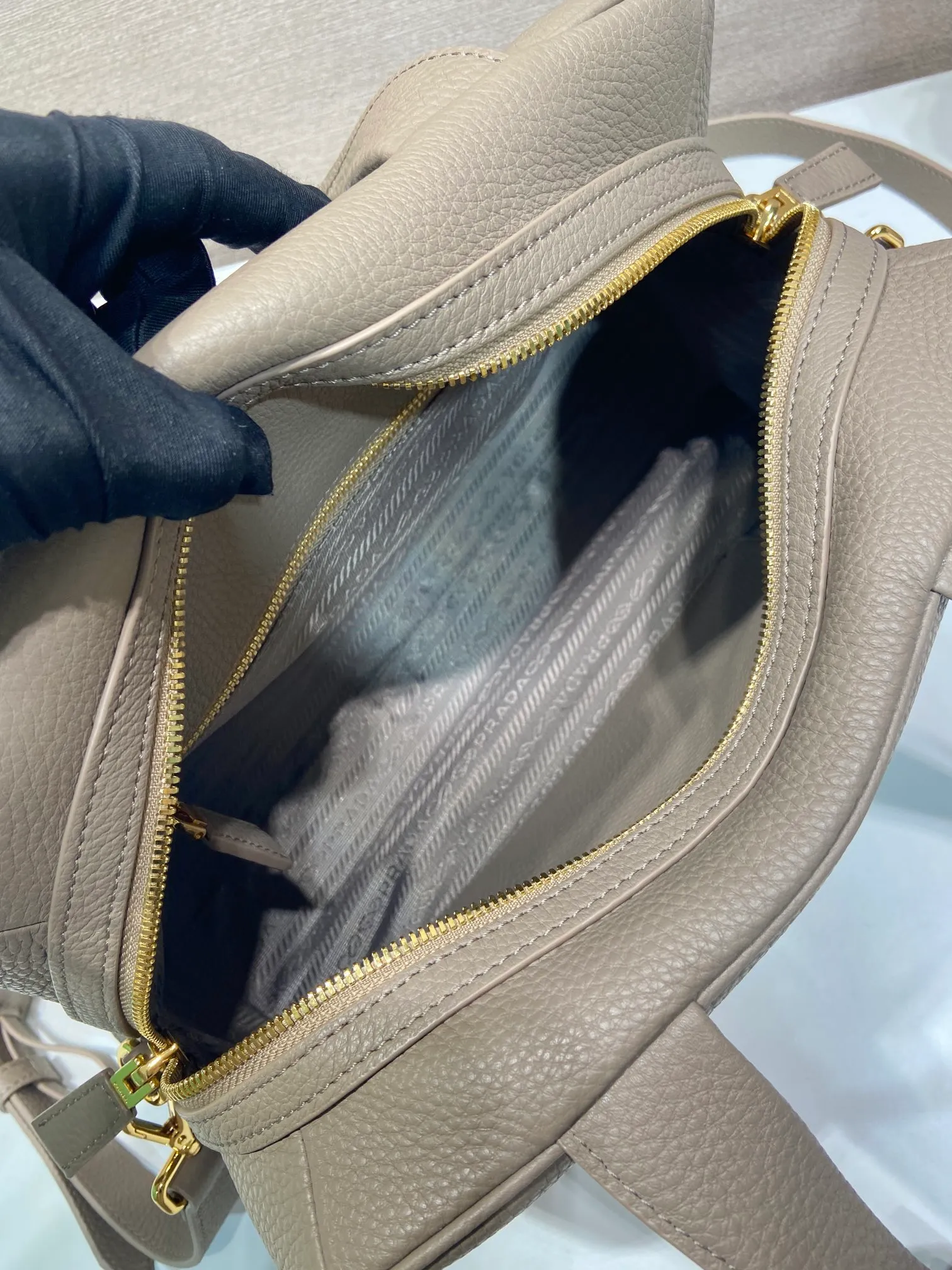 💰1840🎉New arrival 1BB148🎉🎉 Reinterpreted with a soft silhouette, this top handle bag in natural grain leather can be carried by hand or worn with a detachable shoulder strap and comes with 2 detachable hang tags. Metal hardware. It has an embossed letter logo on the front, a zipper closure, and two pockets, one of which is zippered. It has a large capacity and is a popular item that will never go out of style. Hurry up and get it🎉 Length 33x Height 22x Bottom 14cm🎉🎉🎉💰💰💰