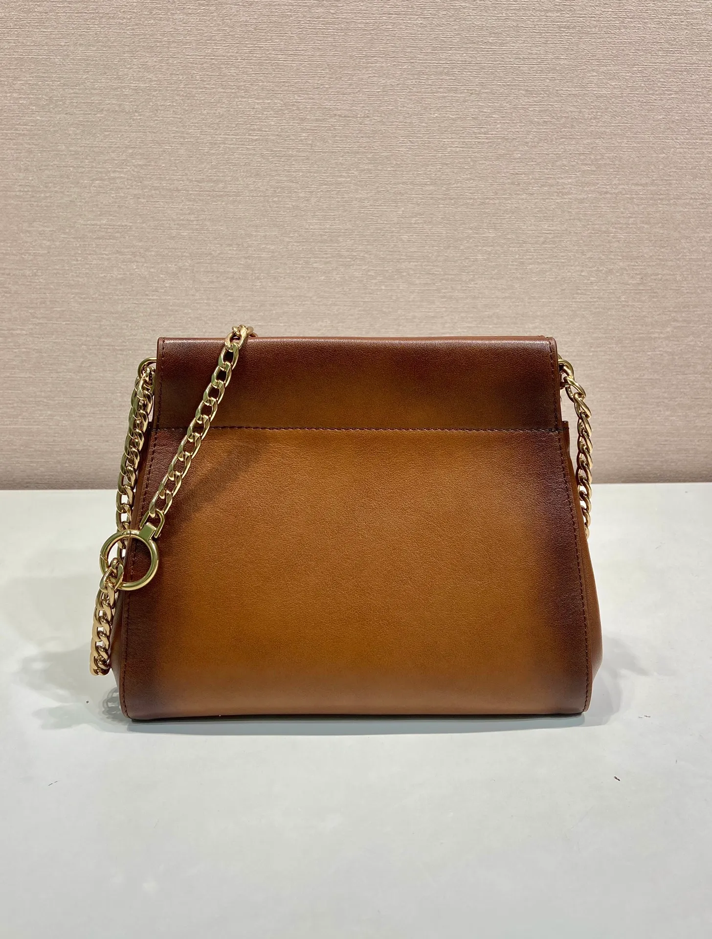 💰1500🎉New arrival🎉1BC263🎉🎉 The modern and feminine Enchaîné handbag echoes the charming retro silhouette and is transformed with new proportions. The imported calf leather design is accented with a chain handle for a modern and elegant style. Chain handle, detachable chain shoulder strap, embossed letter logo on front, magnetic closure, large storage space. Another hit that will never go out of style, babies. Hurry up and get it🎉🎉 Length 22x height 18x ​​bottom 11.5cm