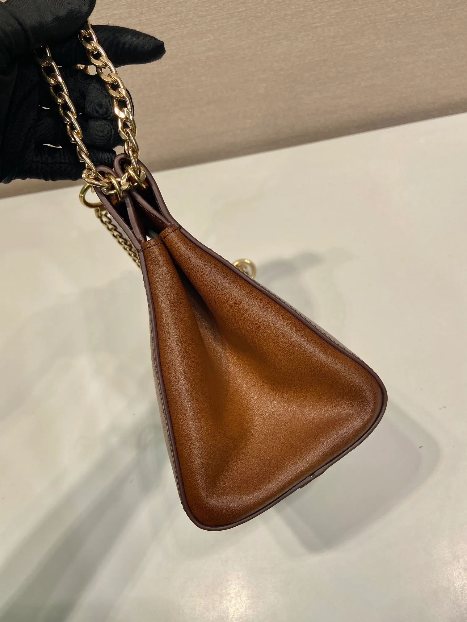 💰1500🎉New arrival🎉1BC263🎉🎉 The modern and feminine Enchaîné handbag echoes the charming retro silhouette and is transformed with new proportions. The imported calf leather design is accented with a chain handle for a modern and elegant style. Chain handle, detachable chain shoulder strap, embossed letter logo on front, magnetic closure, large storage space. Another hit that will never go out of style, babies. Hurry up and get it🎉🎉 Length 22x height 18x ​​bottom 11.5cm