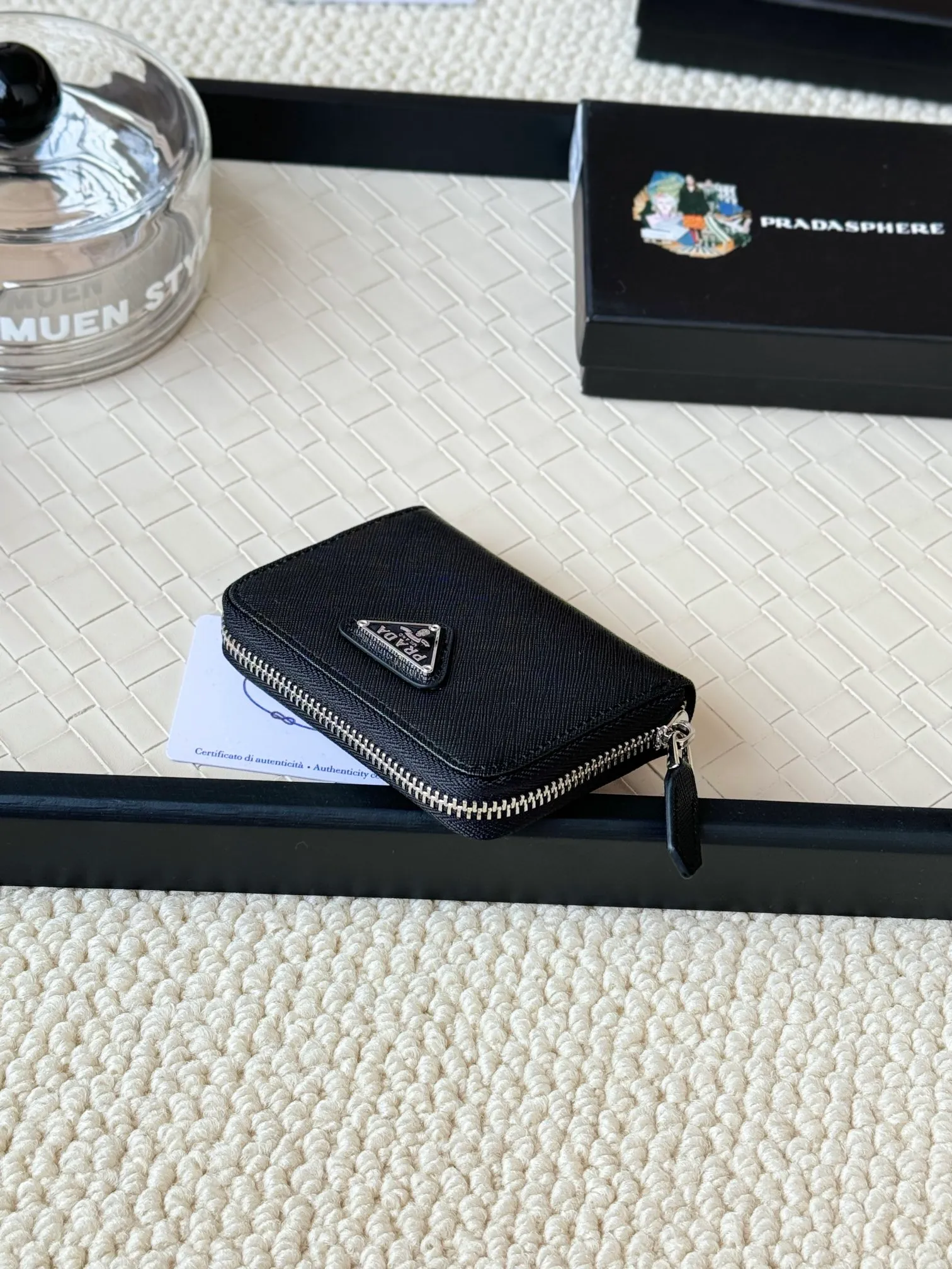 💰140PRADA’s popular genuine pickup bag [love] latest style at the counter, official website synchronization, genuine development, model 2MC553 #Color: black/pictured, excellent cowhide texture, imported thread lining, exquisite and even routing, smooth oil edges, exquisite workmanship, size: 12/9/2.5cm with original packaging box card]