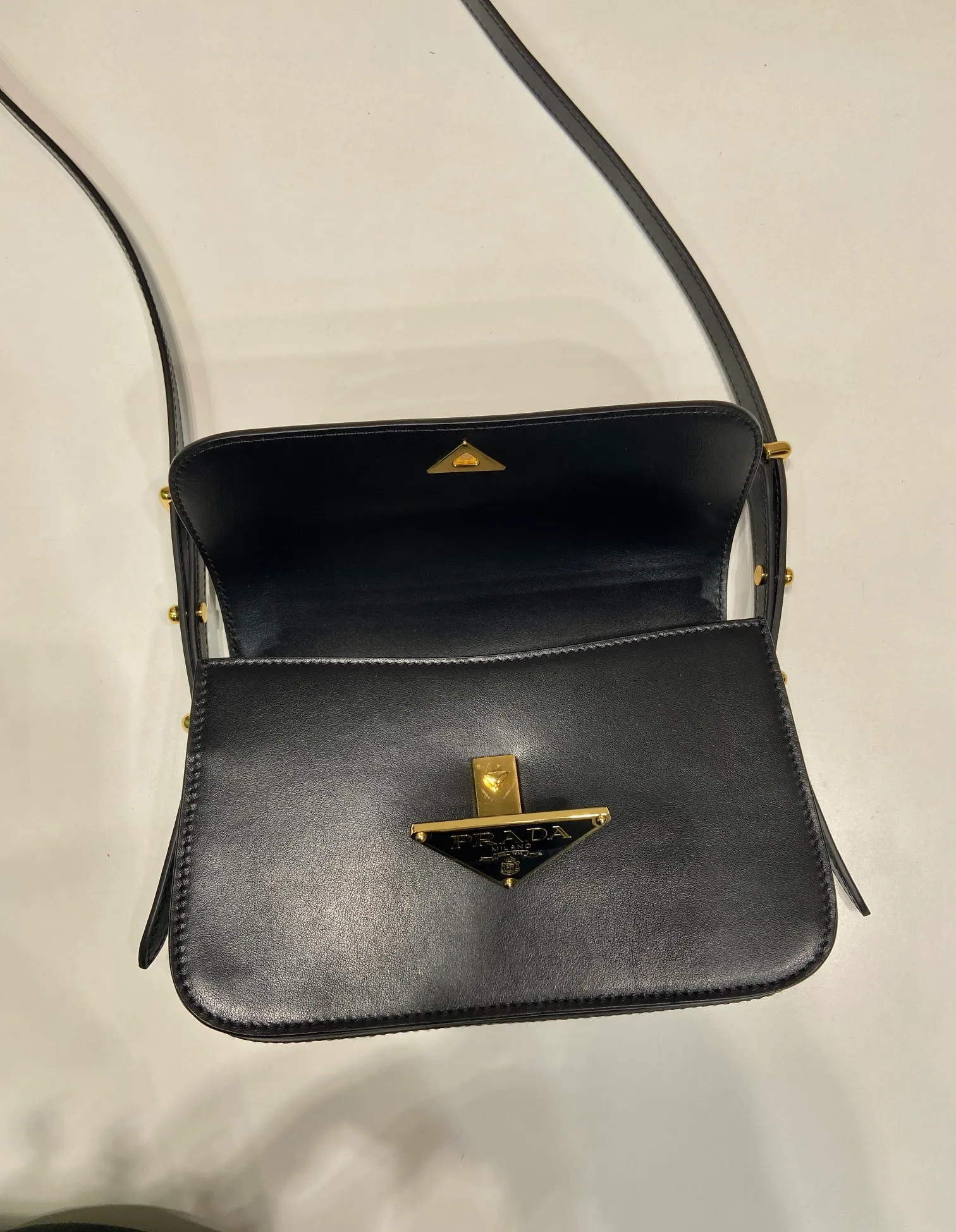 💰1520🎉New style🎉1BD366🎉🎉 This shoulder bag demonstrates a simple design concept through its smooth lines and compact shape. It is made of outer calfskin/inner sheepskin fabric and is equipped with an adjustable shoulder strap that can be carried on one shoulder or across the body. The maximum length is 117cm. The front lock buckle is embellished with the iconic triangle logo. Wear a bold upper body, beauties. Get it now. Length 22x height 14x base 6cm👏👏👏🎉🎉🎉