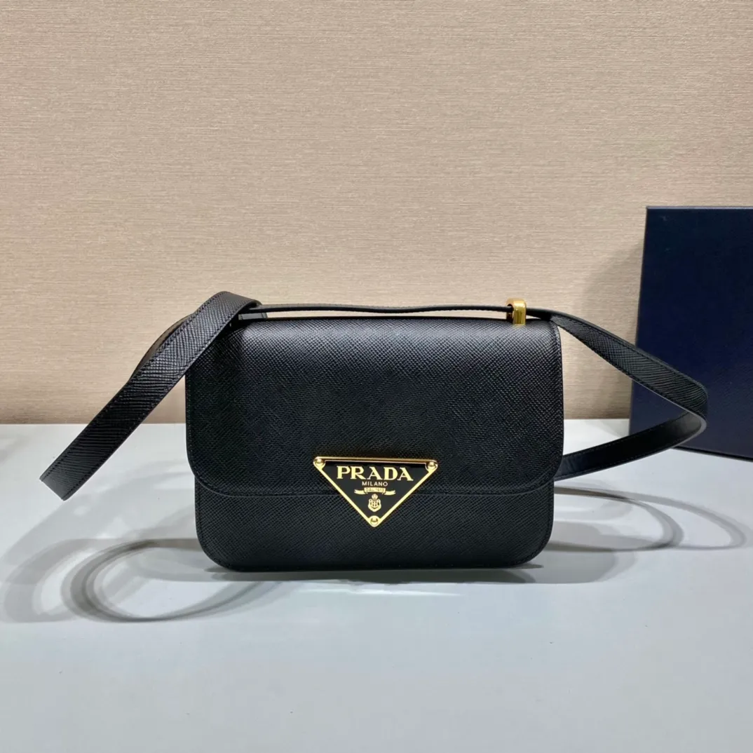 💰1500🎉New stewardess bag🎉1BD320😘😘 This retro and high-end bag is instantly recognizable. It is made of imported cross-grain cowhide + unique triangle logo. The long shoulder strap is adjustable and can be worn on one shoulder or crossbody. It has a full sense of luxury! The top of the back instantly transforms into a girly girl, with large capacity and space, versatile and versatile 😘Fashionable and practical, it is also a popular style that will never go out of style🎉🎉It is simply too beautiful🎉Hurry up and get it🎉🎉 Length 22x height 16x bottom 6cm🎉🎉🎉👏👏👏