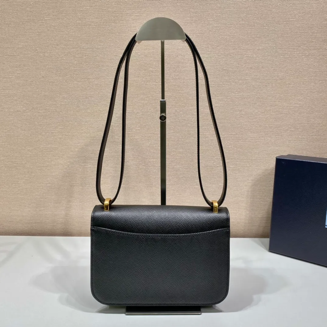 💰1500🎉New stewardess bag🎉1BD320😘😘 This retro and high-end bag is instantly recognizable. It is made of imported cross-grain cowhide + unique triangle logo. The long shoulder strap is adjustable and can be worn on one shoulder or crossbody. It has a full sense of luxury! The top of the back instantly transforms into a girly girl, with large capacity and space, versatile and versatile 😘Fashionable and practical, it is also a popular style that will never go out of style🎉🎉It is simply too beautiful🎉Hurry up and get it🎉🎉 Length 22x height 16x bottom 6cm🎉🎉🎉👏👏👏