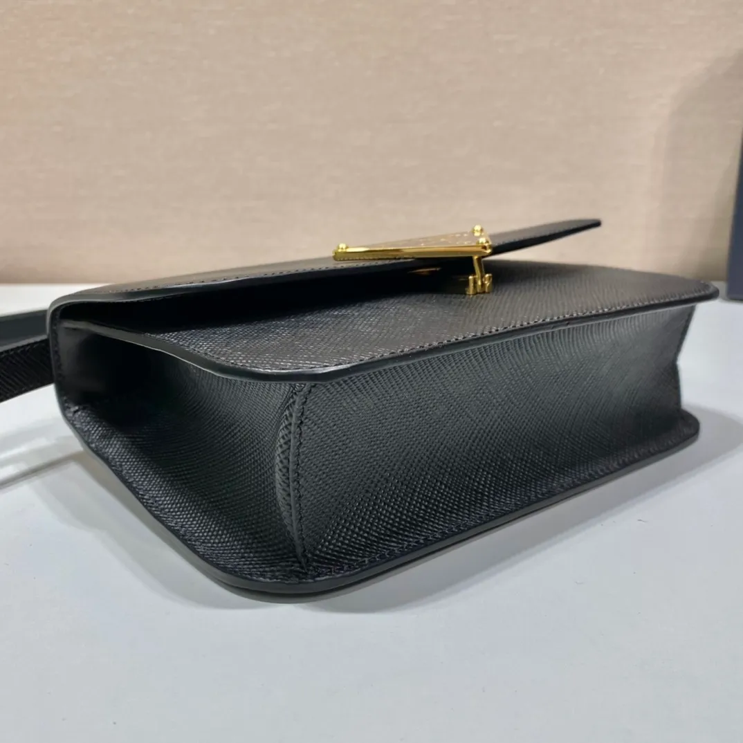 💰1500🎉New stewardess bag🎉1BD320😘😘 This retro and high-end bag is instantly recognizable. It is made of imported cross-grain cowhide + unique triangle logo. The long shoulder strap is adjustable and can be worn on one shoulder or crossbody. It has a full sense of luxury! The top of the back instantly transforms into a girly girl, with large capacity and space, versatile and versatile 😘Fashionable and practical, it is also a popular style that will never go out of style🎉🎉It is simply too beautiful🎉Hurry up and get it🎉🎉 Length 22x height 16x bottom 6cm🎉🎉🎉👏👏👏