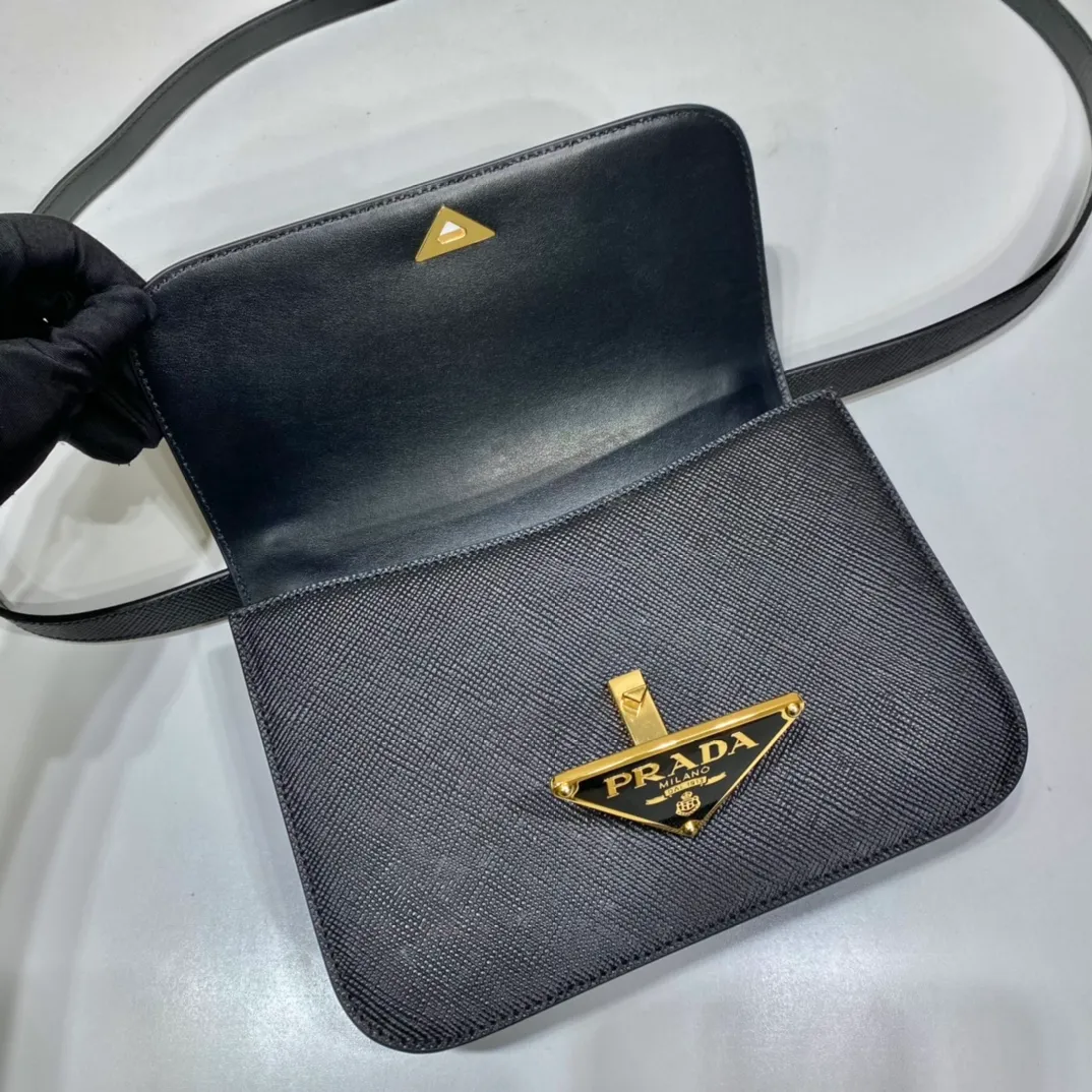 💰1500🎉New stewardess bag🎉1BD320😘😘 This retro and high-end bag is instantly recognizable. It is made of imported cross-grain cowhide + unique triangle logo. The long shoulder strap is adjustable and can be worn on one shoulder or crossbody. It has a full sense of luxury! The top of the back instantly transforms into a girly girl, with large capacity and space, versatile and versatile 😘Fashionable and practical, it is also a popular style that will never go out of style🎉🎉It is simply too beautiful🎉Hurry up and get it🎉🎉 Length 22x height 16x bottom 6cm🎉🎉🎉👏👏👏