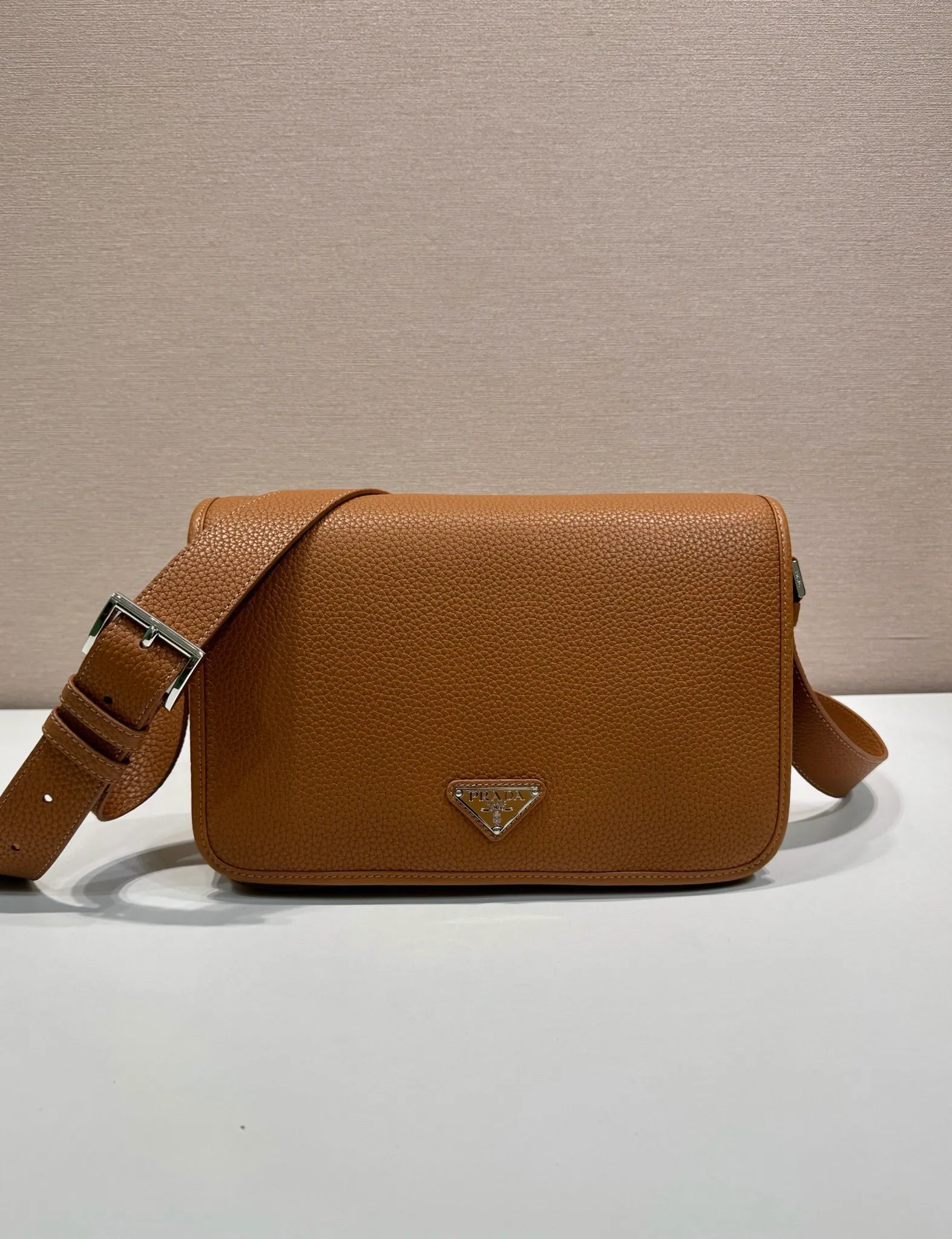 💰1800🎉New Messenger Bag🎉2VD075🎉🎉 Featuring a sleek design, this sophisticated and versatile shoulder bag is made of soft cow leather with a natural-touch finish. Smooth details emphasize the simple silhouette, adjustable leather shoulder straps, magnetic buckle flip design, the upper body effect is fashionable and grand, handsome guys, it is worth owning, get it now 🎉Length 30x Height 20x Bottom 9cm🎉🎉🎉💰💰💰