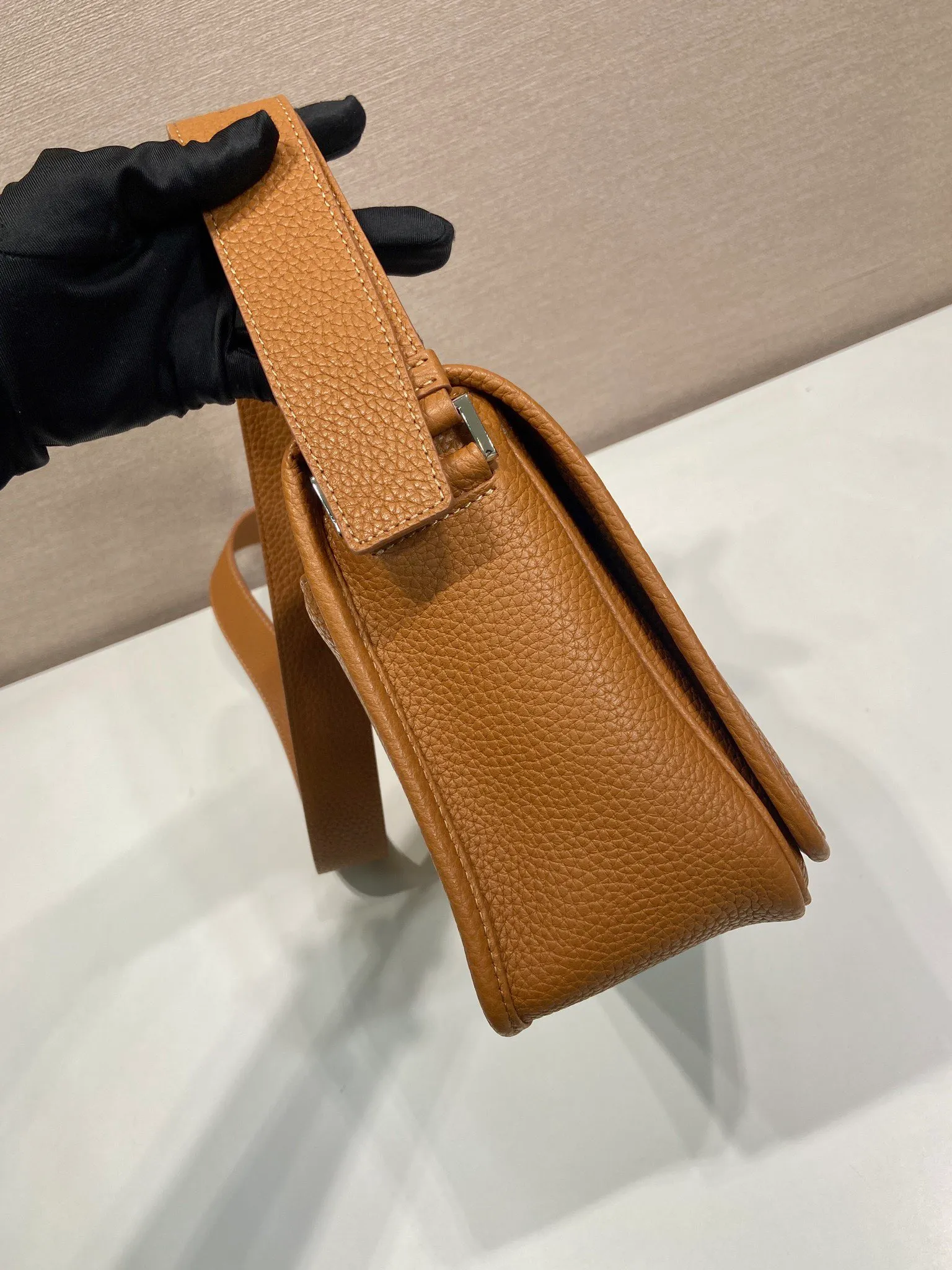 💰1800🎉New Messenger Bag🎉2VD075🎉🎉 Featuring a sleek design, this sophisticated and versatile shoulder bag is made of soft cow leather with a natural-touch finish. Smooth details emphasize the simple silhouette, adjustable leather shoulder straps, magnetic buckle flip design, the upper body effect is fashionable and grand, handsome guys, it is worth owning, get it now 🎉Length 30x Height 20x Bottom 9cm🎉🎉🎉💰💰💰