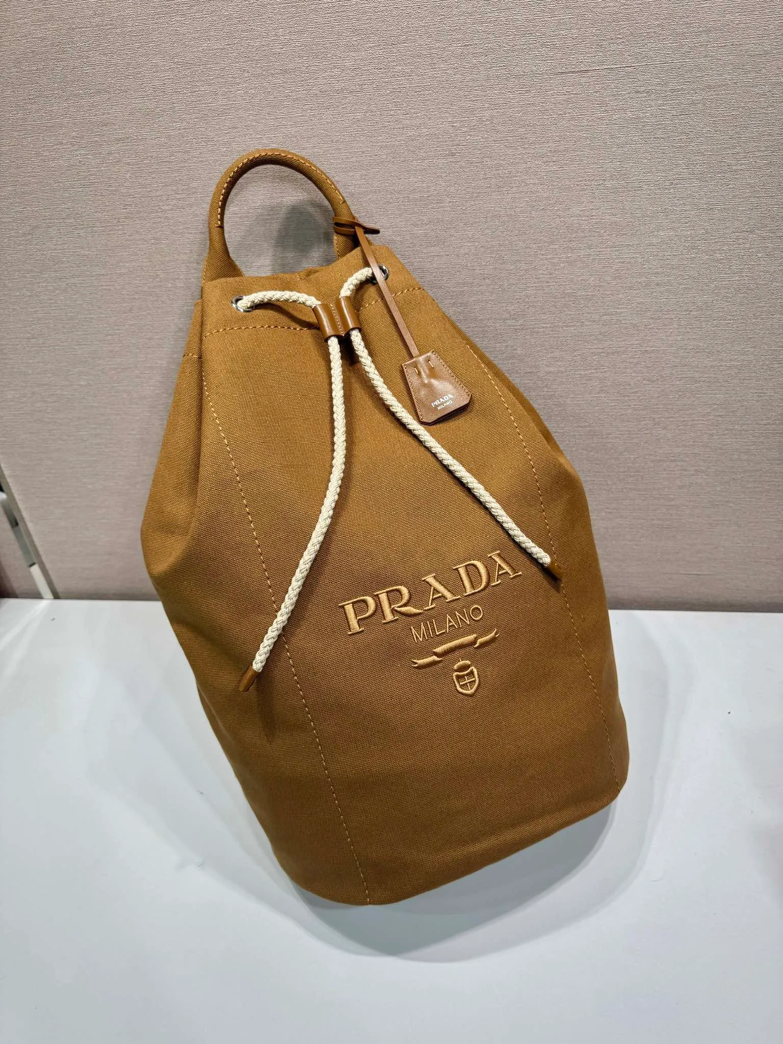 💰1360🎉New travel bag🎉2VY011🎉🎉 This linen blend drawstring travel bag interprets a light and sporty style, with adjustable and removable shoulder straps and leather trim. Tonal letter logo embroidery adds a unique, classic touch. The drawstring bag design makes the upper body very fashionable. This is the latest and most fashionable travel bag since ancient times. It has a lot of space. Get it now🎉🎉Length 34xH 55x㡳34cm🎉🎉🎉💰💰💰