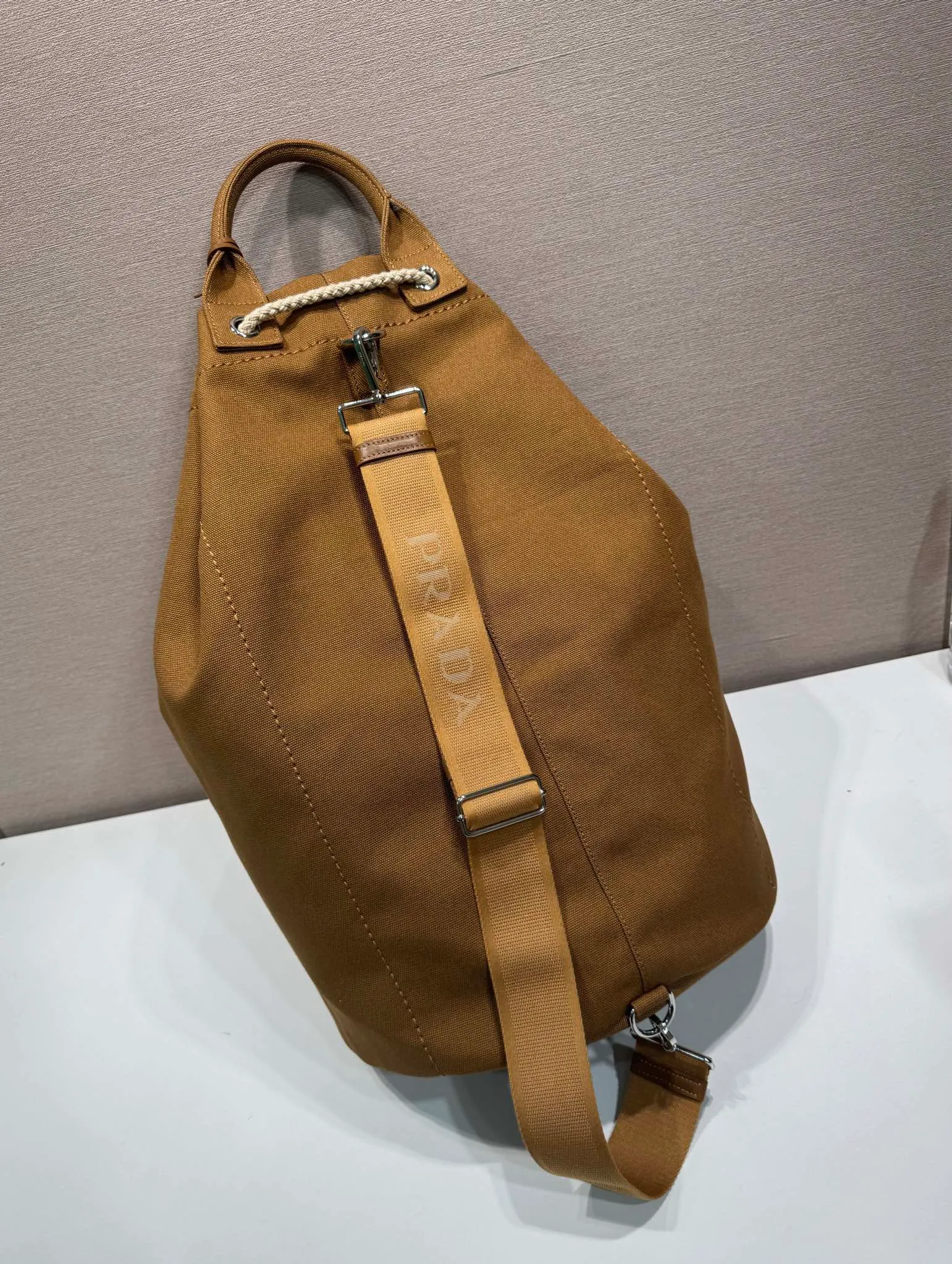 💰1360🎉New travel bag🎉2VY011🎉🎉 This linen blend drawstring travel bag interprets a light and sporty style, with adjustable and removable shoulder straps and leather trim. Tonal letter logo embroidery adds a unique, classic touch. The drawstring bag design makes the upper body very fashionable. This is the latest and most fashionable travel bag since ancient times. It has a lot of space. Get it now🎉🎉Length 34xH 55x㡳34cm🎉🎉🎉💰💰💰